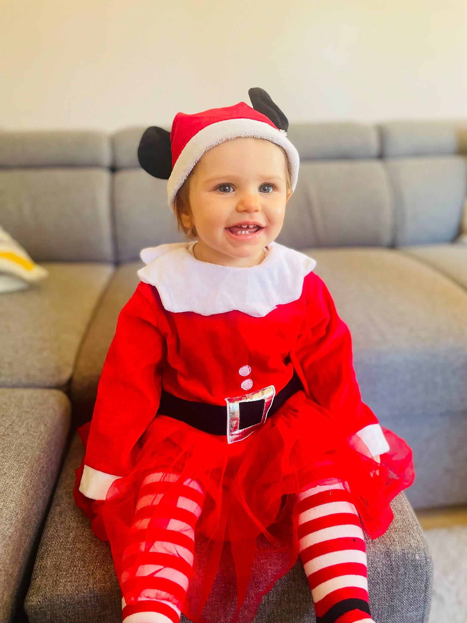 Ivy a rejoint le concours — aidez-le/la à gagner de superbes lots ! baby, baby_toddler_clothing, carmine, child, clothing, comfort, costume, costume_hat, couch, electric_blue, fictional_character, happy, hat, head, headwear, human_leg, joy, magenta, person, sleeve