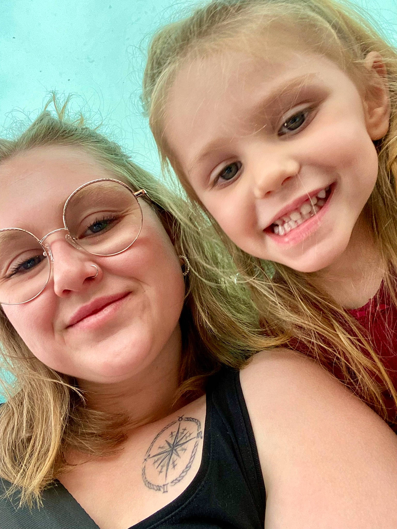 Ivy a rejoint le concours — aidez-le/la à gagner de superbes lots ! cheek, chin, eyebrow, eyelash, facial_expression, fun, gesture, grass, happy, human, human_body, iris, joy, lip, mouth, nose, organ, people_in_nature, person, skin