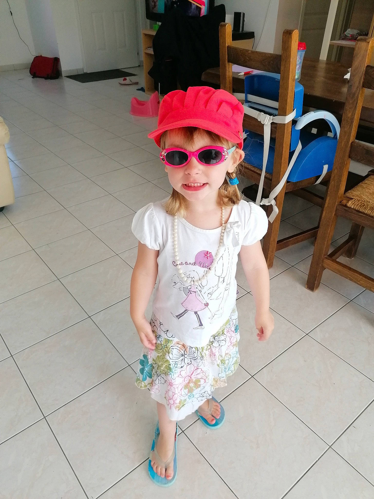 Adele participe au concours pour gagner de l'argent avec cette photo : baby_toddler_clothing, cap, eyewear, floor, glasses, goggles, hat, headgear, headwear, joint, joy, leg, person, pink, purple, sleeve, smile, street_fashion, sunglasses, t_shirt