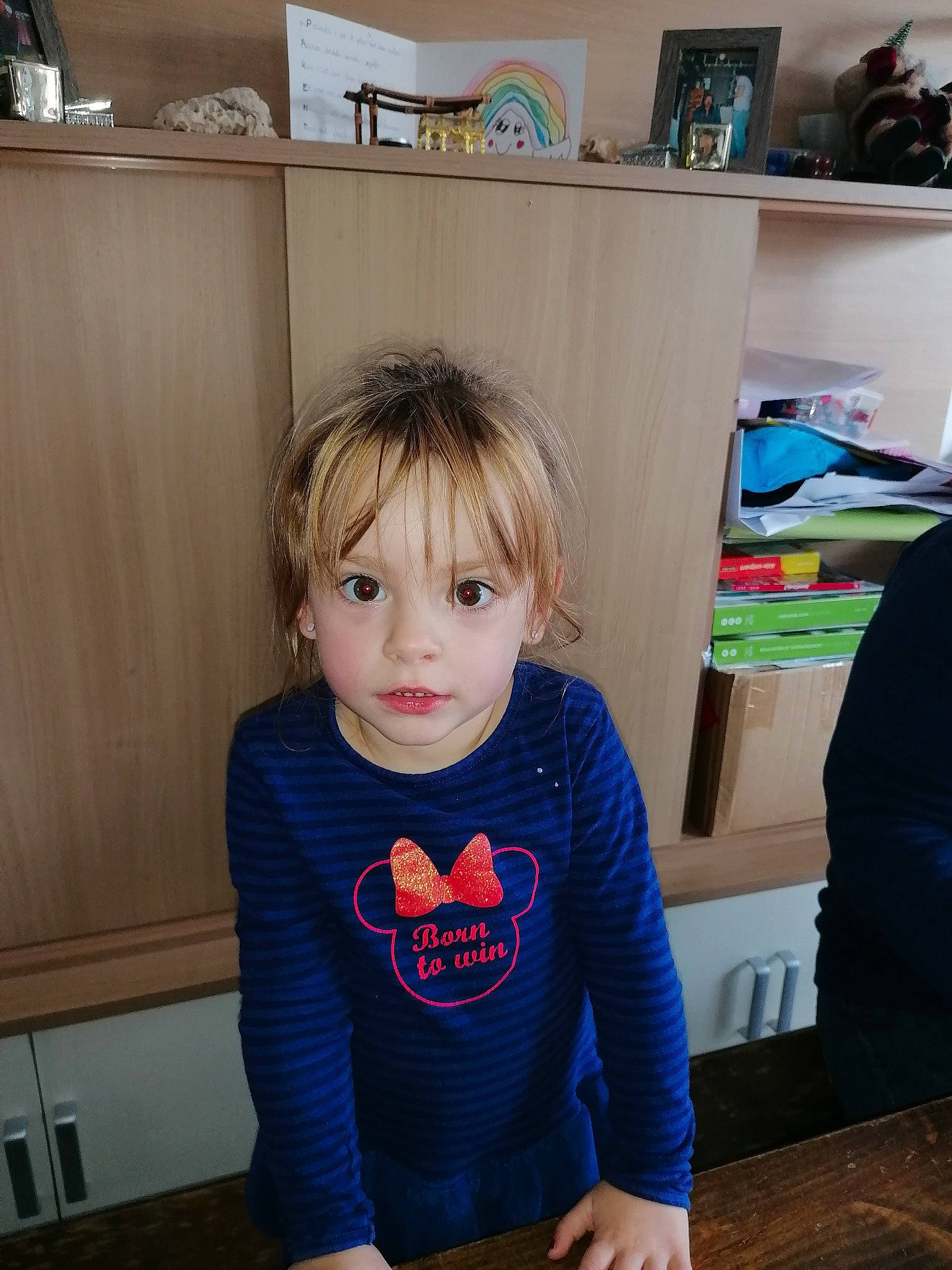 Adele participe au concours pour gagner de l'argent avec cette photo : baby_toddler_clothing, blond, chair, child, denim, electric_blue, flooring, fun, iris, long_sleeved_t_shirt, person, room, shelf, shoulder, sitting, sleeve, sportswear, standing, t_shirt, toddler