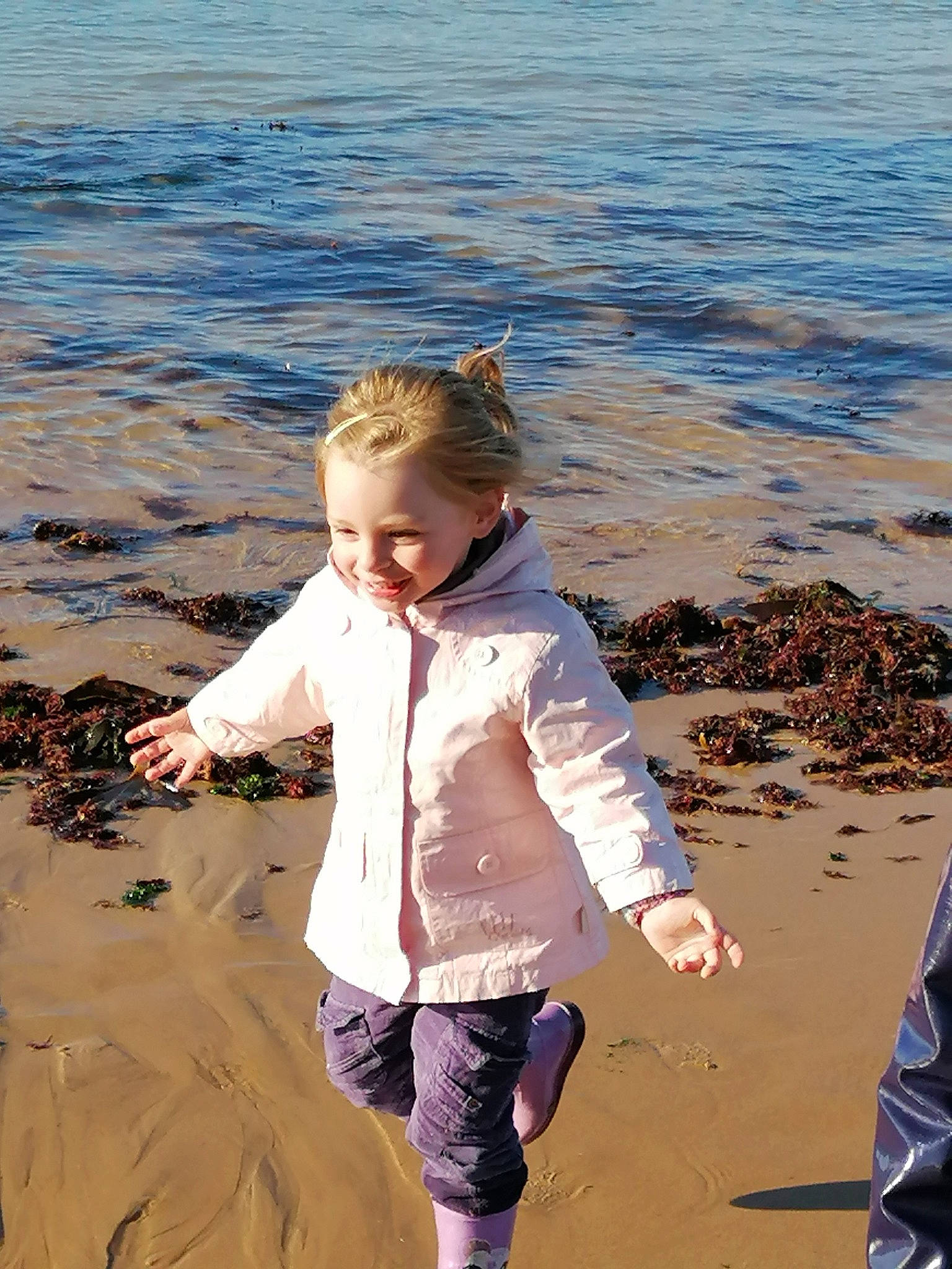 Adele a rejoint le concours — aidez-le/la à gagner de superbes lots ! beach, coast, coastal_and_oceanic_landforms, fun, gesture, happy, joy, lake, leisure, ocean, people_in_nature, people_on_beach, person, photograph, sand, shore, sleeve, smile, toddler, water