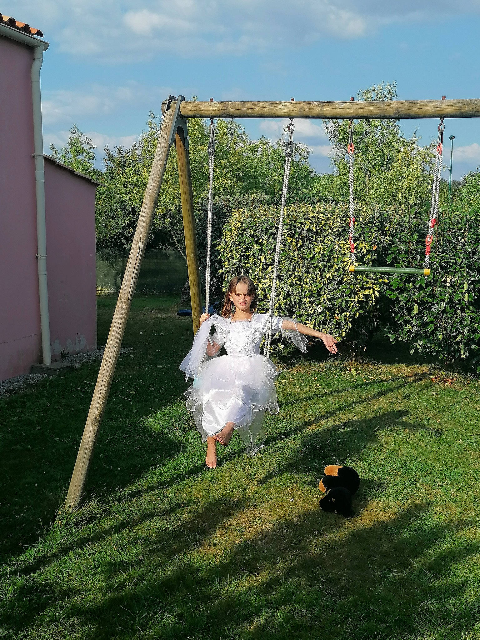 Soraya a rejoint le concours — aidez-le/la à gagner de superbes lots ! cloud, dress, fun, grass, grass_family, grassland, happy, land_lot, landscape, lawn, leisure, meadow, people_in_nature, person, plant, playground, pole, recreation, sky, swing