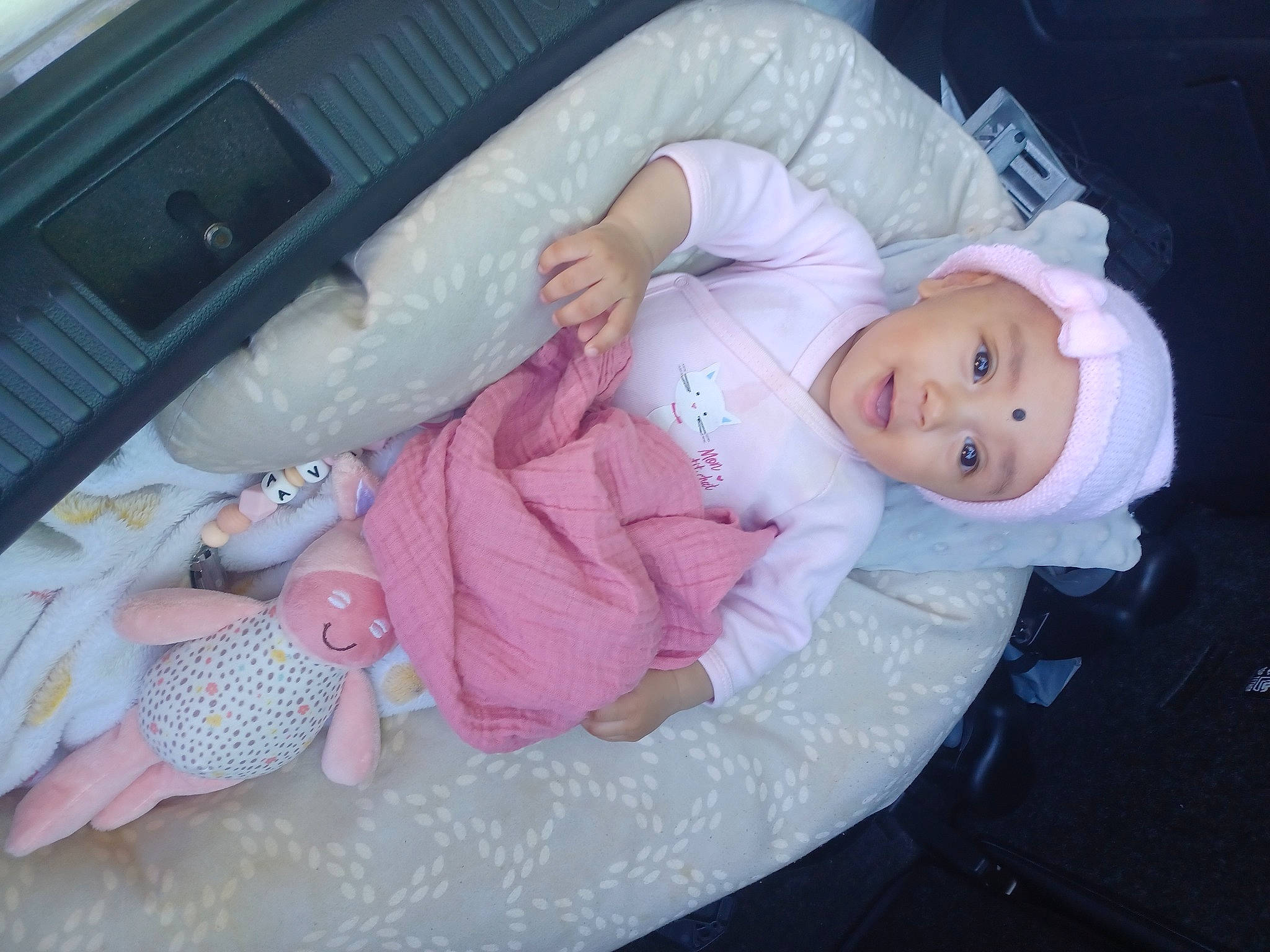 Ava a rejoint le concours — aidez-le/la à gagner de superbes lots ! baby, baby_products, baby_safety, baby_toddler_clothing, child, comfort, event, headwear, lap, linens, person, pink, product, room, sitting, skin, smile, toddler