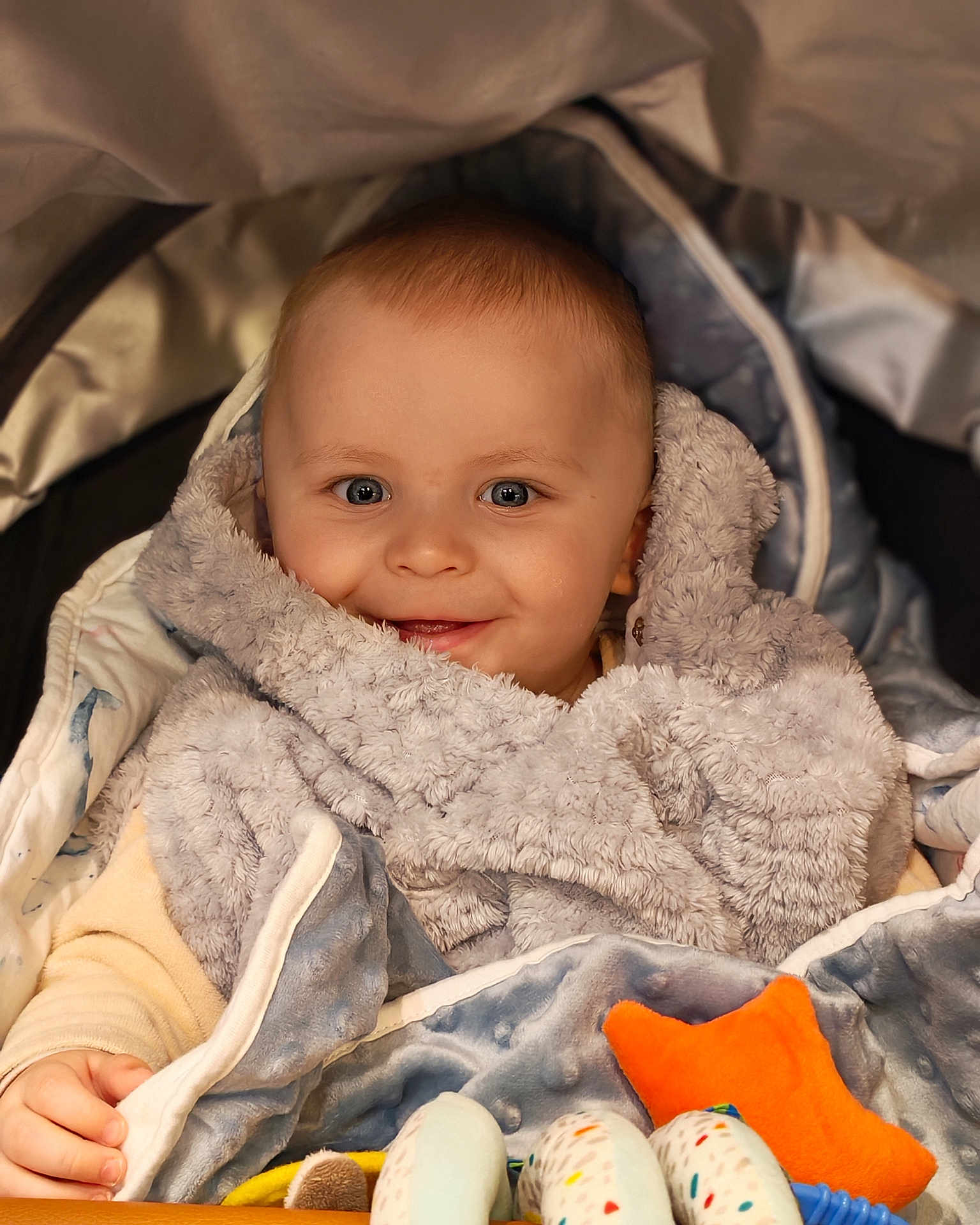 Malone a rejoint le concours — aidez-le/la à gagner de superbes lots ! baby, smiling, blanket, plush, soft_toy, orange_star, face, child, happy, portrait, indoors, cozy, clothing, hand, cute, infant, wrapped, warm, cushion, comfort