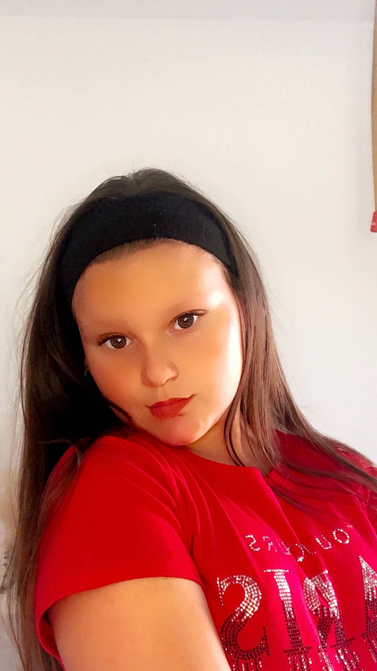 Djaily a rejoint le concours — aidez-le/la à gagner de superbes lots ! black_hair, brown_hair, cheek, chin, eyebrow, eyelash, flash_photography, jaw, layered_hair, lip, lipstick, long_hair, magenta, neck, person, portrait_photography, skin, sleeve, step_cutting, t_shirt