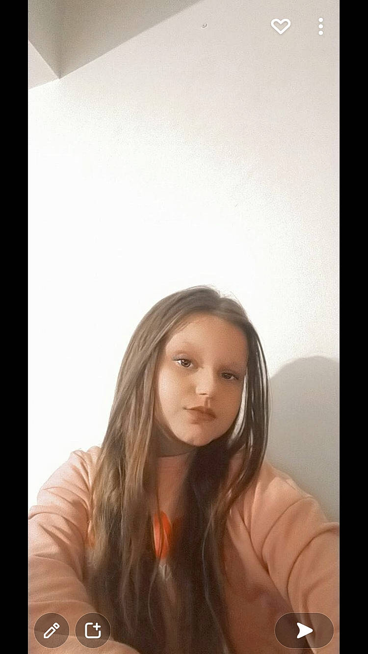 Djaily participe au concours pour gagner de l'argent avec cette photo : backlighting, brown_hair, cheek, eyelash, flash_photography, fun, hair, hair_coloring, happy, jaw, jewellery, layered_hair, lip, nose, person, portrait, portrait_photography, room, sitting, tints_and_shades