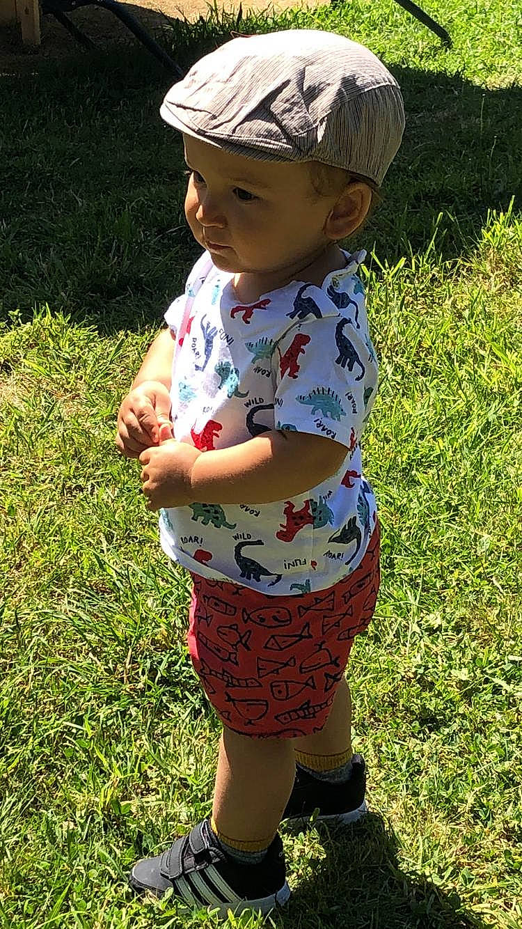 Mylhan participe au concours pour gagner de l'argent avec cette photo : child, grass, headgear, headwear, person, toddler