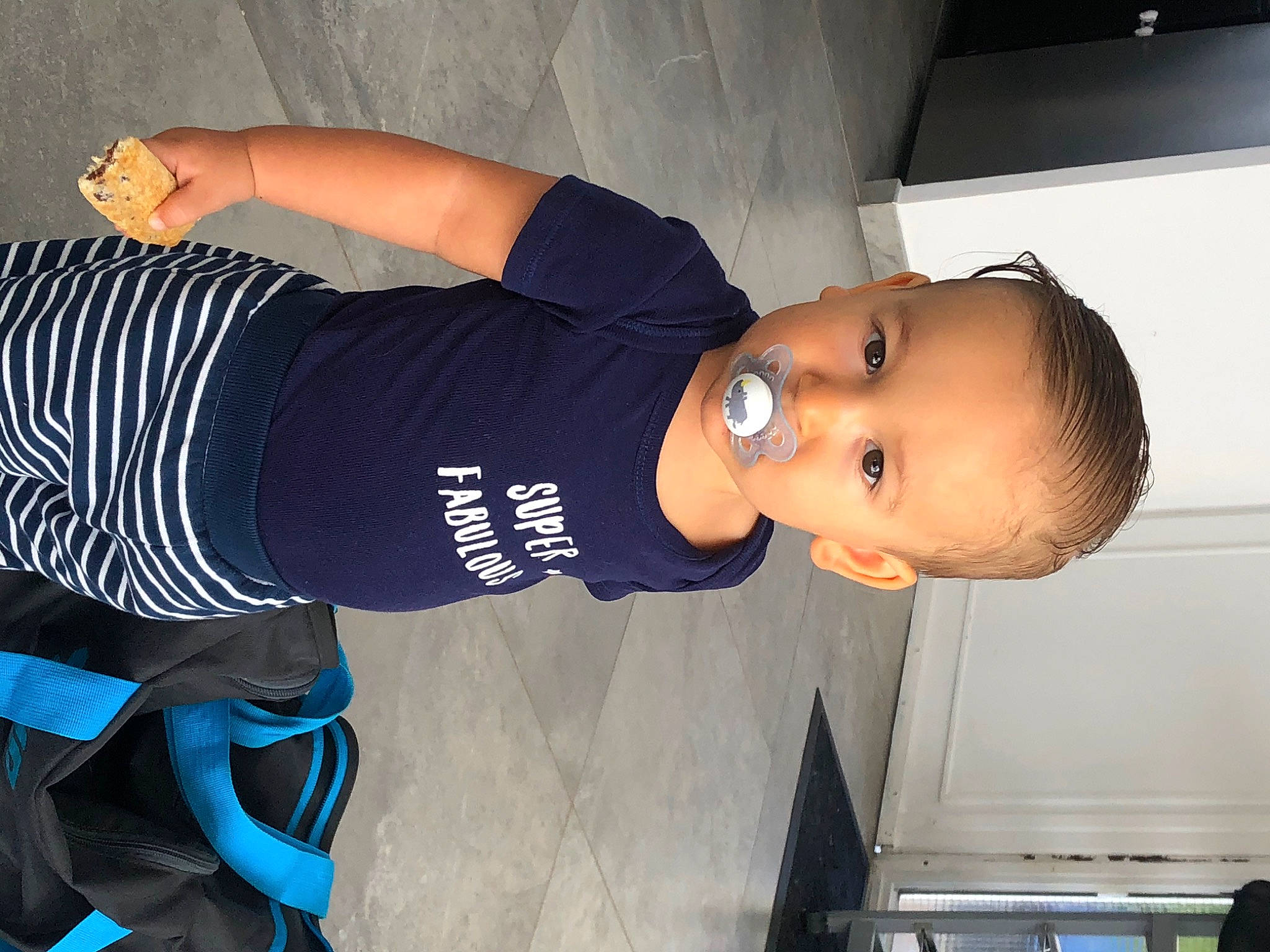 Mylhan participe au concours pour gagner de l'argent avec cette photo : arm, elbow, person