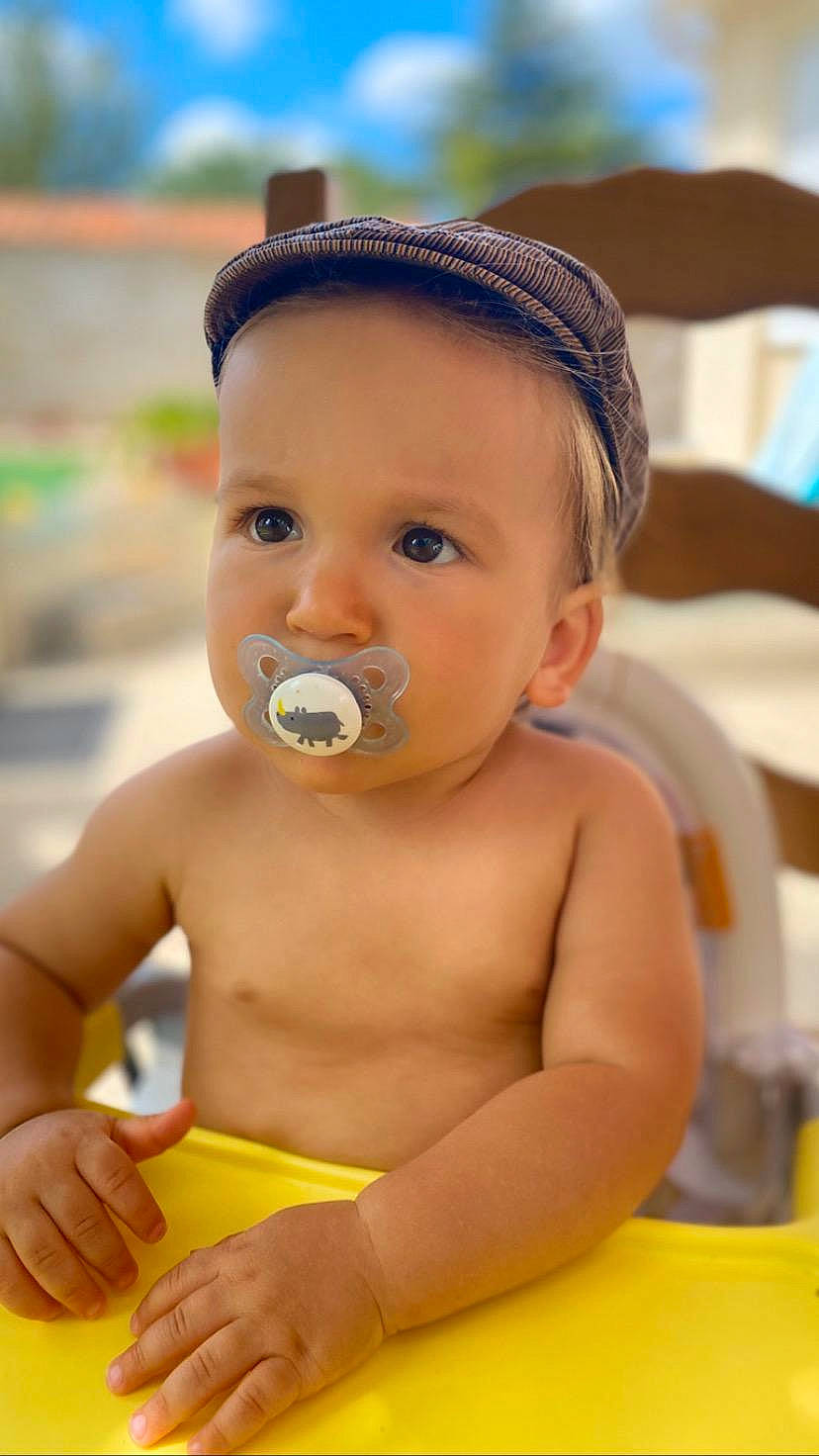 Mylhan participe au concours pour gagner de l'argent avec cette photo : baby, child, nose, person, skin, smile, toddler, yellow