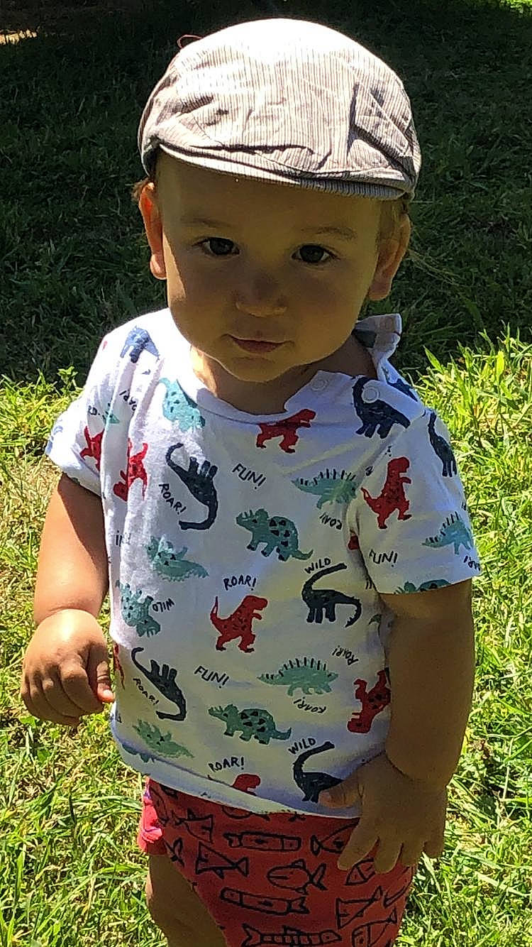 Mylhan participe au concours pour gagner de l'argent avec cette photo : baby_toddler_clothing, child, grass, headgear, headwear, person, play, sun_hat, toddler