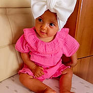 Jywai participe au concours pour gagner de l'argent avec cette photo : baby, infant, child, bow, headwrap, pink_dress, sitting, bare_feet, hands, big_bow, portrait, indoor, chair, wooden_cabinet, mattress, cute, smile, brown_eyes, skin, fabric