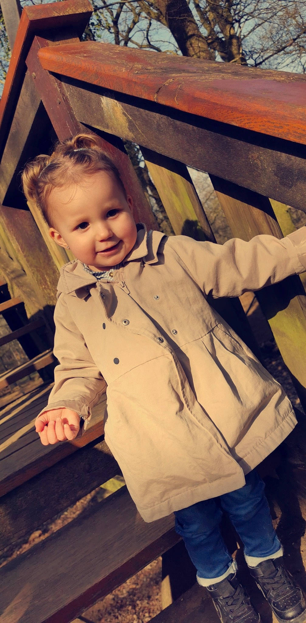 Lyana a rejoint le concours — aidez-le/la à gagner de superbes lots ! blond, cool, eye, flash_photography, flooring, fun, gesture, hand, happy, human_body, leisure, mouth, person, sitting, skin, sleeve, smile, tints_and_shades, toddler, tree