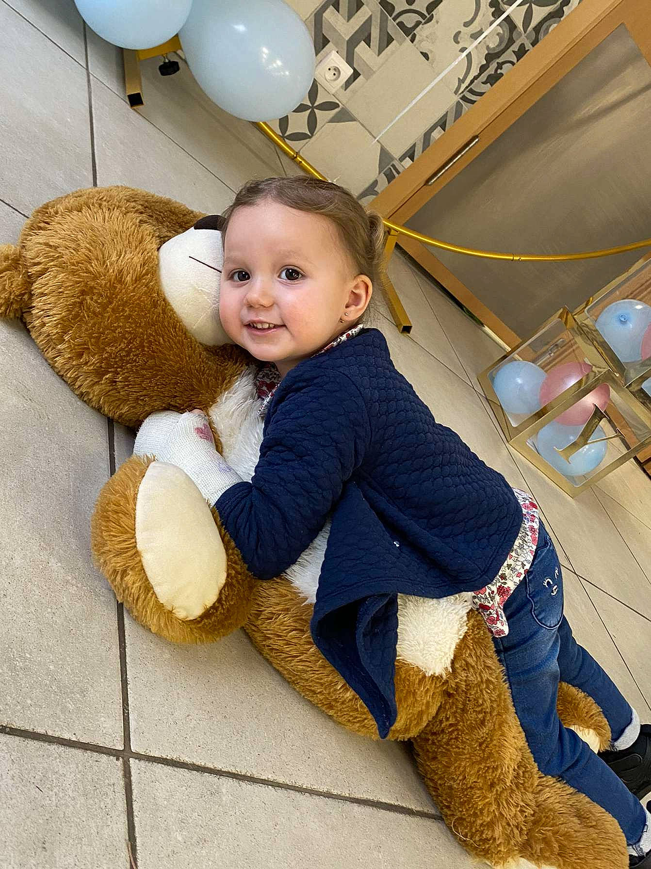 Lyana a rejoint le concours — aidez-le/la à gagner de superbes lots ! baby, baby_toddler_clothing, balloon, child, comfort, electric_blue, eye, flooring, foot, fun, happy, human_leg, joy, knee, leisure, person, sitting, skin, smile, thigh