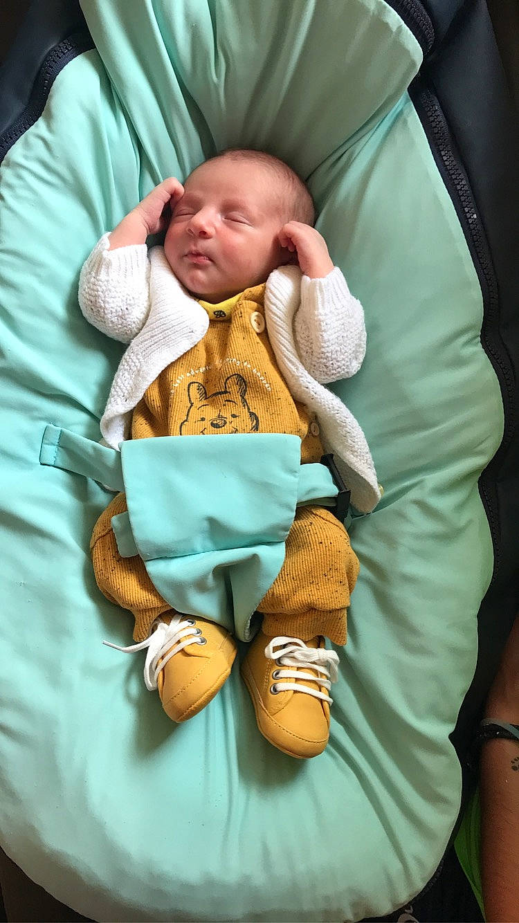 Thiago participe au concours pour gagner de l'argent avec cette photo : baby, baby_products, baby_safety, baby_sleeping, baby_toddler_clothing, cheek, child, comfort, face, finger, gesture, human_body, human_leg, knee, linens, mammal, person, skin, thigh, thumb