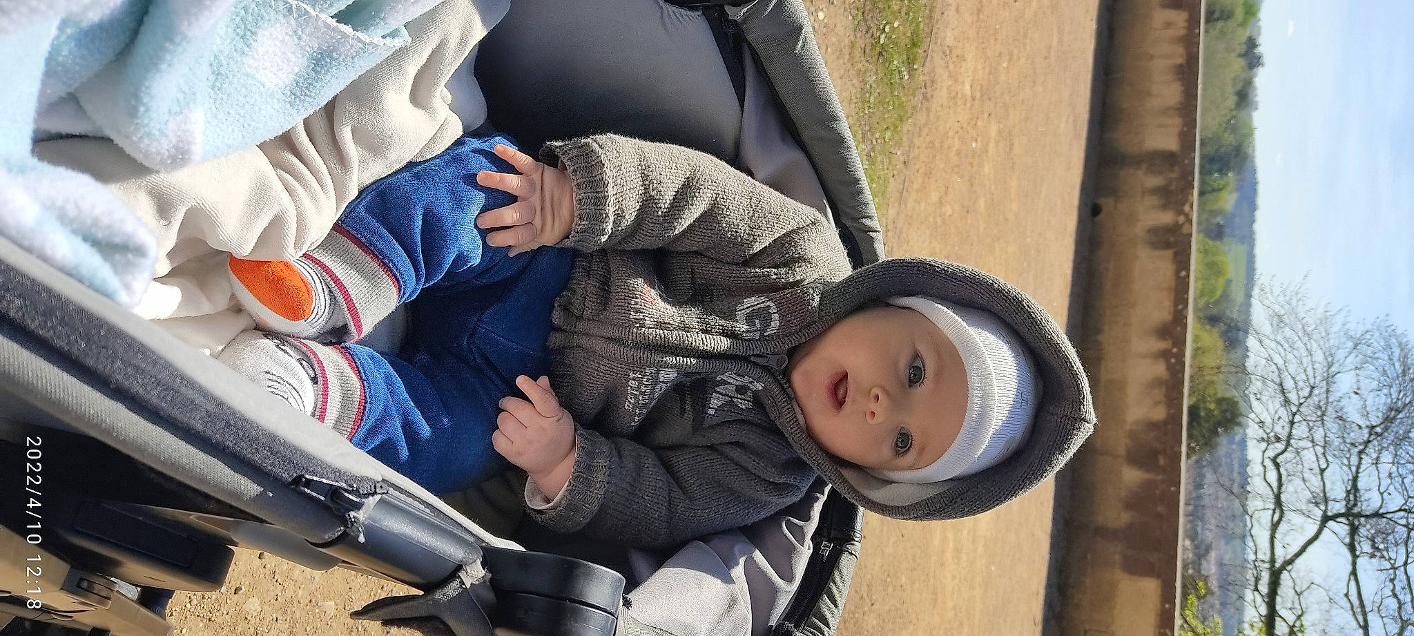 Marco a rejoint le concours — aidez-le/la à gagner de superbes lots ! baby, baby_carriage, child, comfort, cool, finger, fun, grass, hand, hat, headgear, headwear, person, plant, recreation, sneakers, sports_gear, toddler, tree, vehicle_door