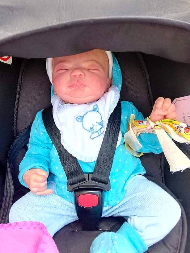 Cédric a rejoint le concours — aidez-le/la à gagner de superbes lots ! baby_in_car_seat, car_seat, child
