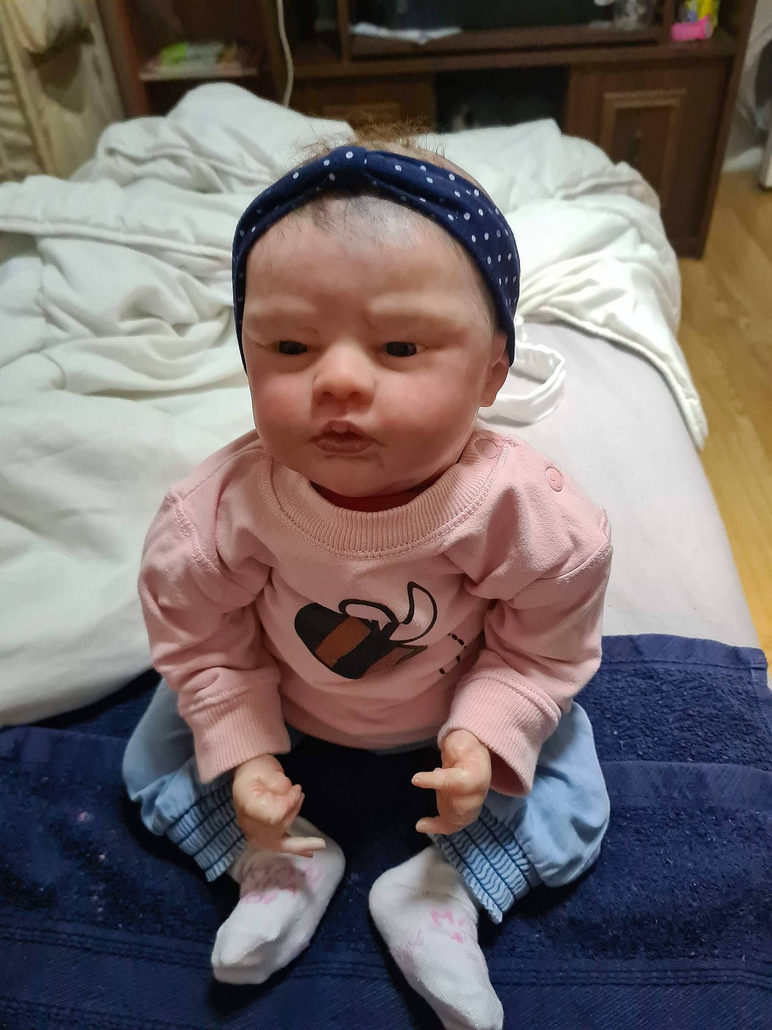 Emma participe au concours pour gagner de l'argent avec cette photo : baby, cheek, child, hair_accessory, head, headgear, headwear, person, skin, toddler