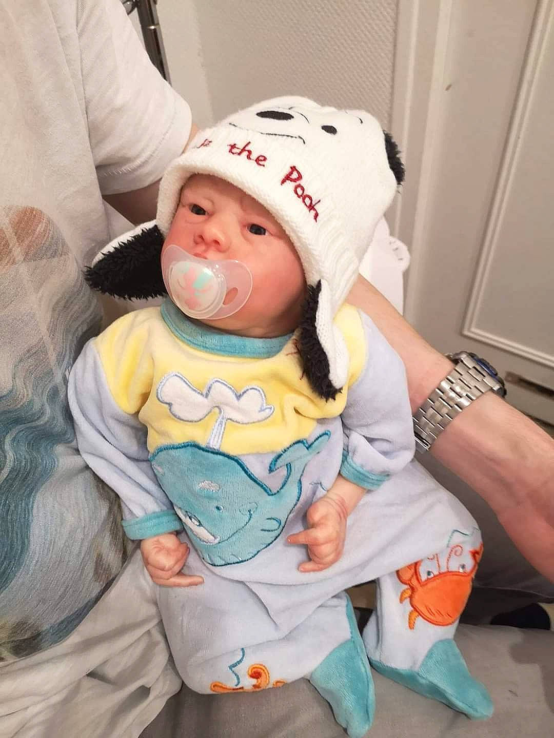 Emma participe au concours pour gagner de l'argent avec cette photo : arm, baby, baby_toddler_clothing, cap, cheek, child, cool, door, eye, finger, hand, headwear, human_body, mammal, mouth, person, skin, sleeve, textile, toddler