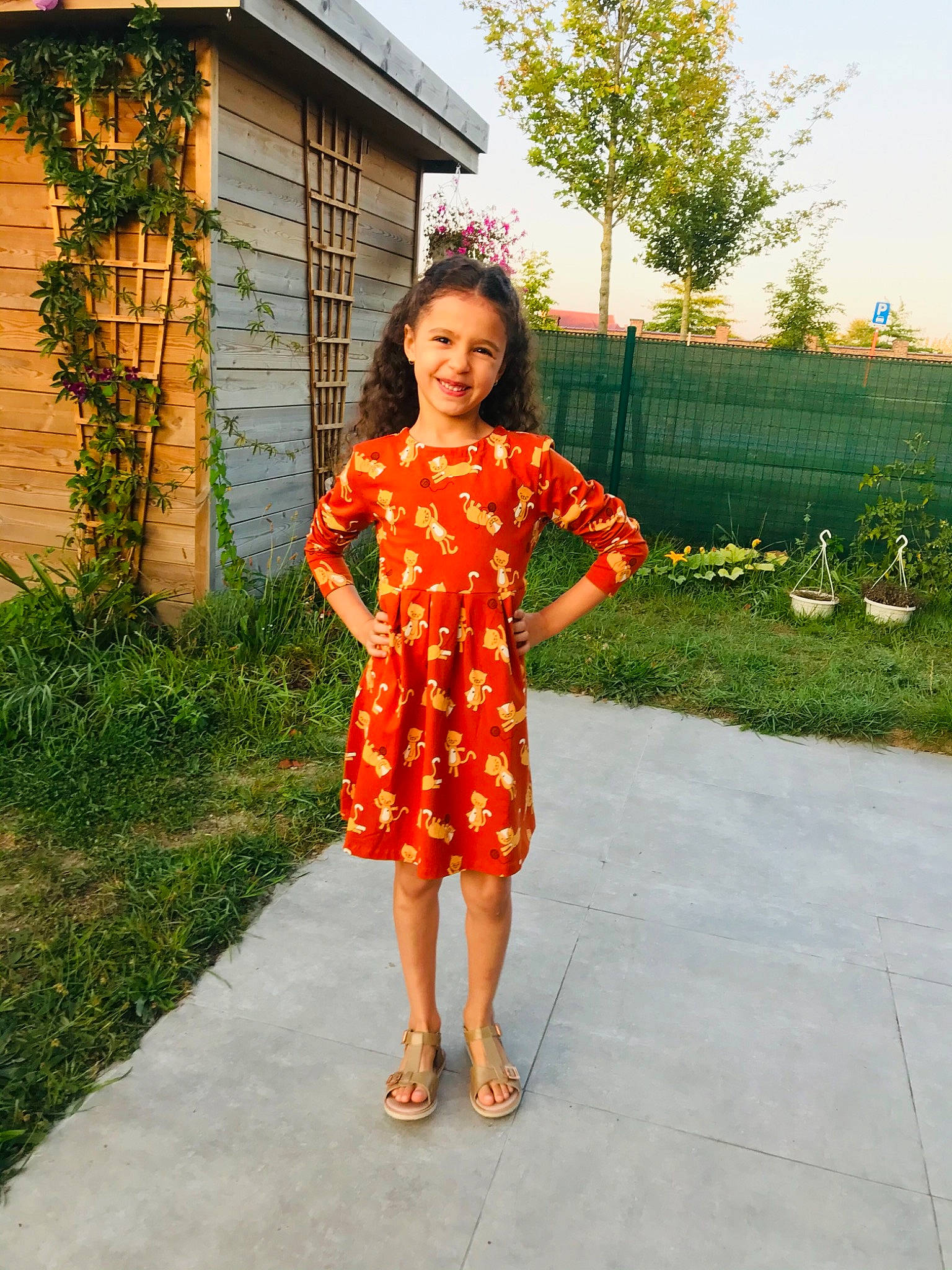 Nour a rejoint le concours — aidez-le/la à gagner de superbes lots ! child, clothing, day_dress, dress, fawn, joy, orange, pattern, person, shoe, summer