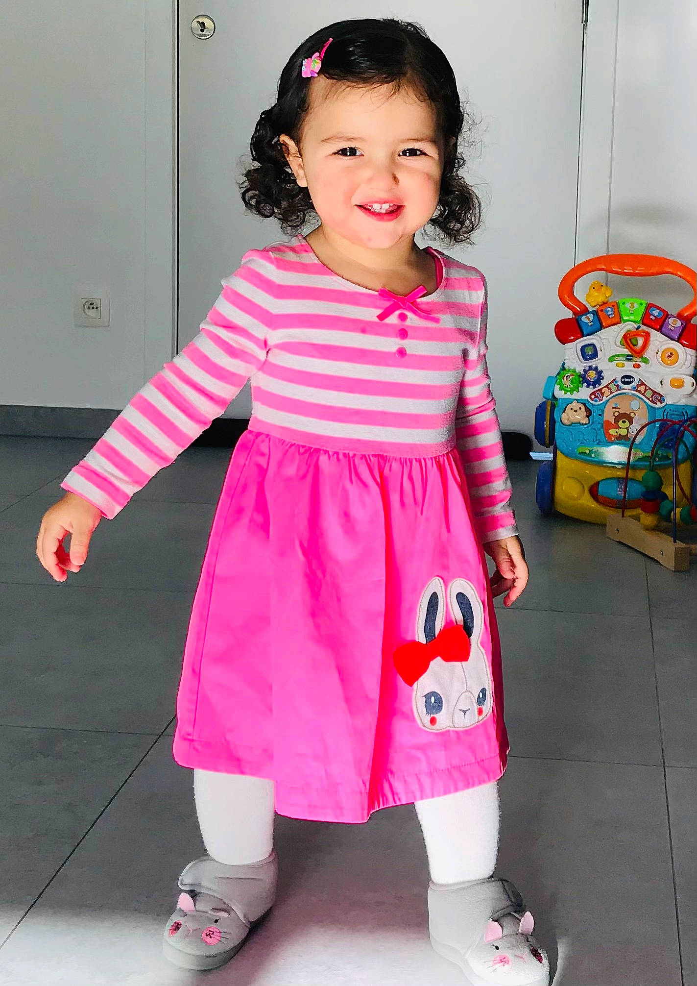 Amélia participe au concours pour gagner de l'argent avec cette photo : child, clothing, joy, outerwear, person, pink, sleeve, toddler