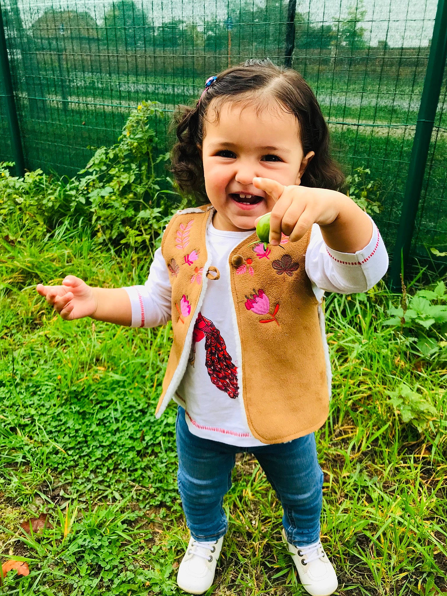 Amélia a rejoint le concours — aidez-le/la à gagner de superbes lots ! baby, child, garden, grass, grass_family, green, joy, lawn, person, plant, play, summer, toddler, vegetable