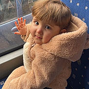 Lucyanno a rejoint le concours — aidez-le/la à gagner de superbes lots ! bus_seat, candid, car_outside, child, cute, eyes, fur_coat, hair, hand_on_glass, hooded_jacket, indoors, looking_at_camera, portrait, seat, seatbelt, soft_texture, toddler, window, winter_clothing, young_child
