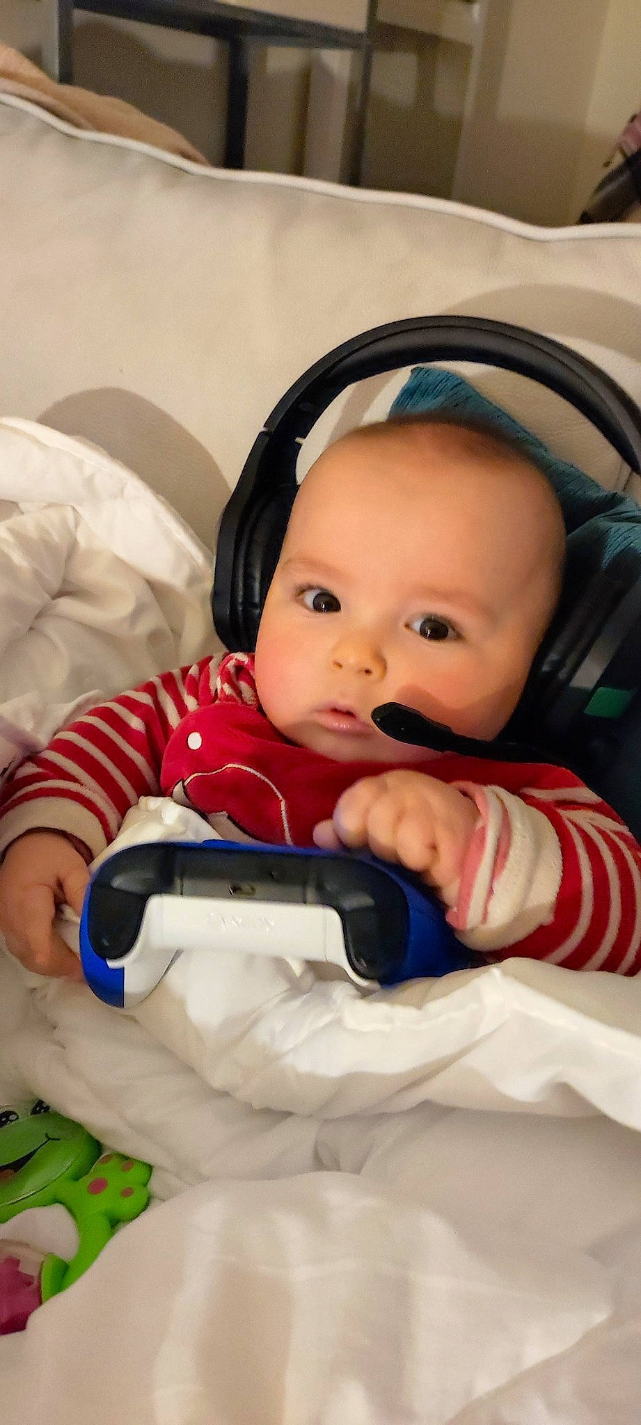 Noe a rejoint le concours — aidez-le/la à gagner de superbes lots ! baby, baby_in_car_seat, baby_safety, baby_toddler_clothing, cheek, child, comfort, drinkware, eye, eyebrow, eyelash, finger, fun, gadget, happy, iris, mouth, nose, person, skin