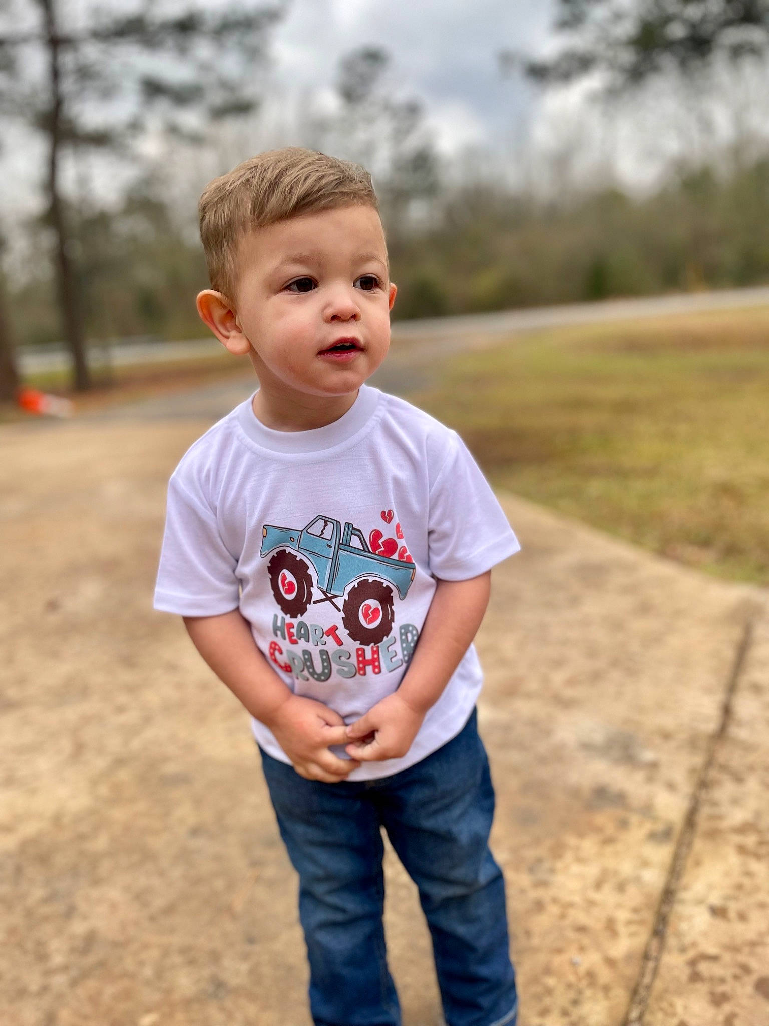 Case is registered to the contest to win money with this photo: chin, denim, eye, flash_photography, fun, grass, grey, happy, jeans, neck, person, plant, shoulder, skin, sky, sleeve, smile, standing, t_shirt, toddler