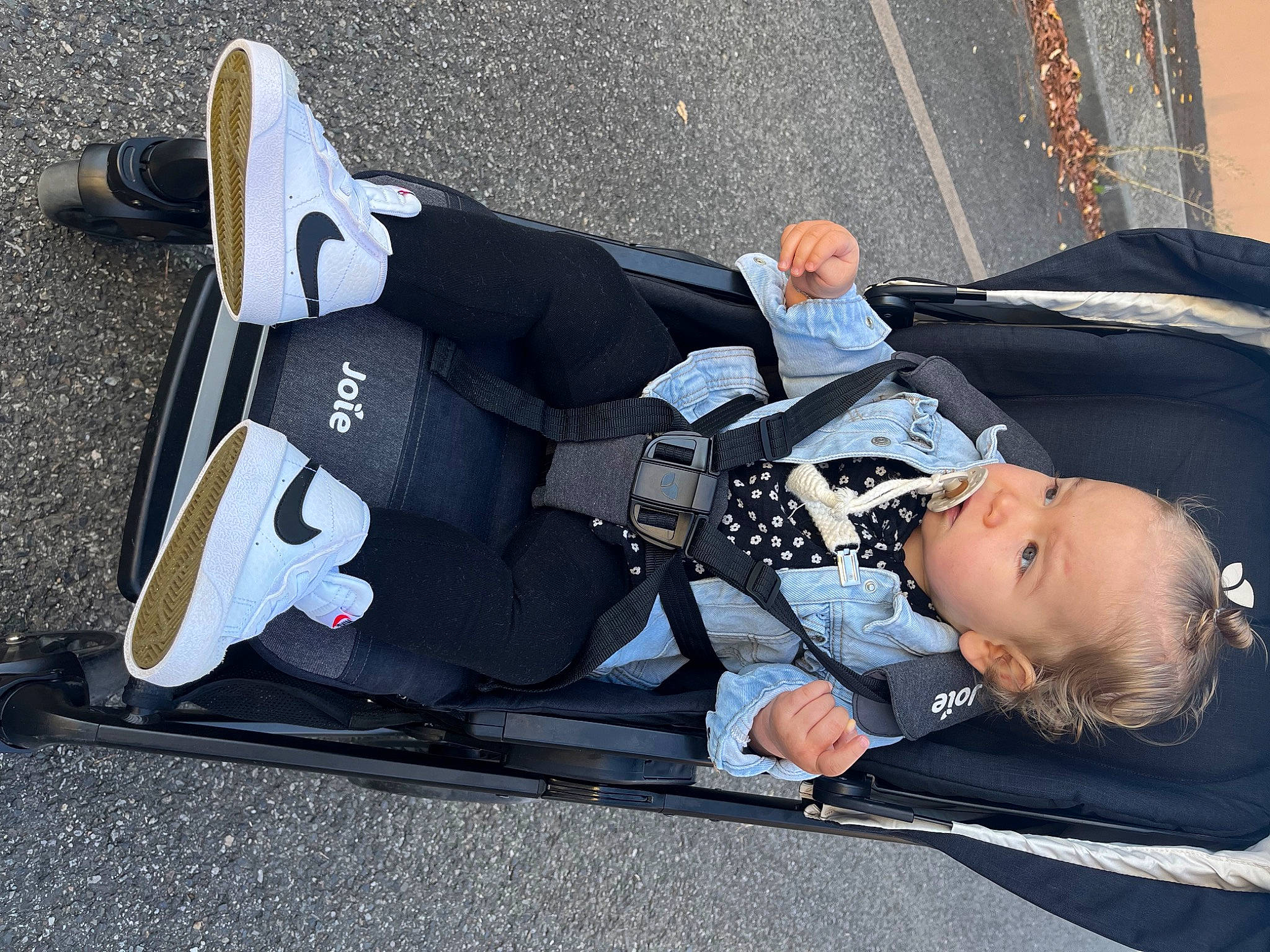 éva a rejoint le concours — aidez-le/la à gagner de superbes lots ! asphalt, auto_part, automotive_design, automotive_exterior, automotive_wheel_system, baby_carriage, baby_products, carmine, comfort, human_leg, motor_vehicle, pedestrian, person, photography, road, road_surface, shadow, sidewalk, sitting, street