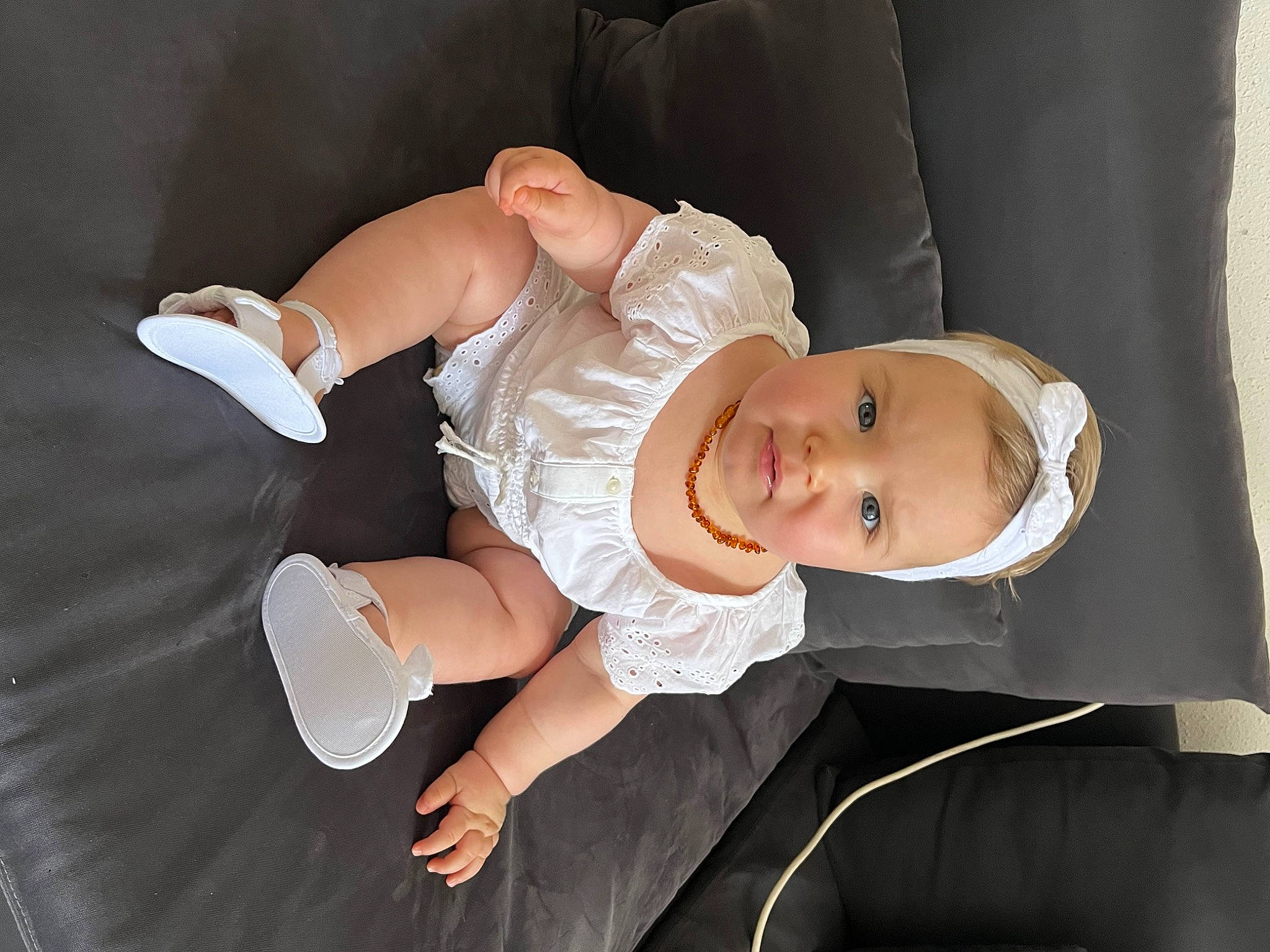 éva participe au concours pour gagner de l'argent avec cette photo : baby, baby_toddler_clothing, child, comfort, dress, elbow, event, flash_photography, foot, happy, hat, human_leg, knee, person, sitting, skin, sleeve, smile, thigh, toddler