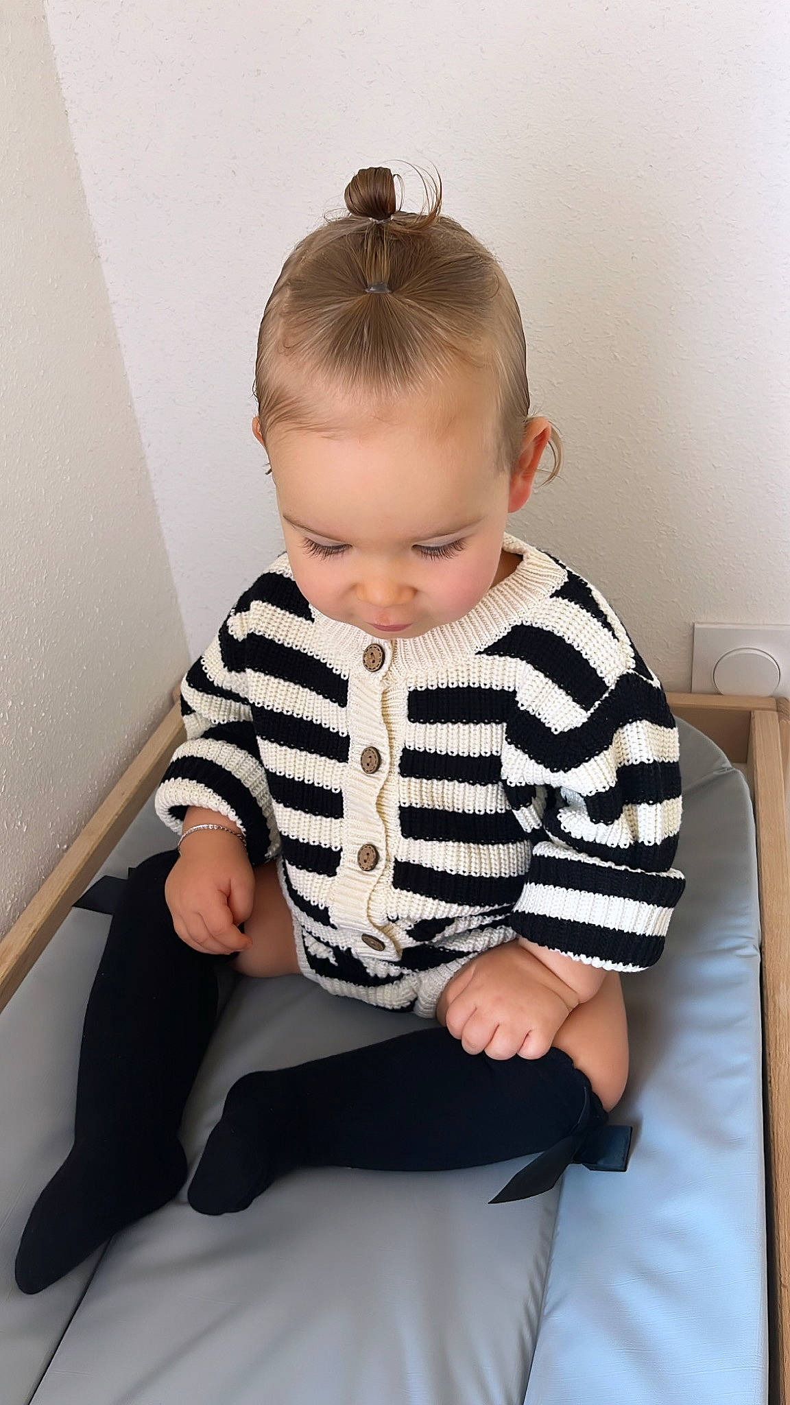 éva a rejoint le concours — aidez-le/la à gagner de superbes lots ! baby, baby_toddler_clothing, child, comfort, dress_shirt, elbow, glasses, human_leg, joint, knee, neck, pattern, person, shoulder, sitting, sleeve, sock, standing, t_shirt, thigh