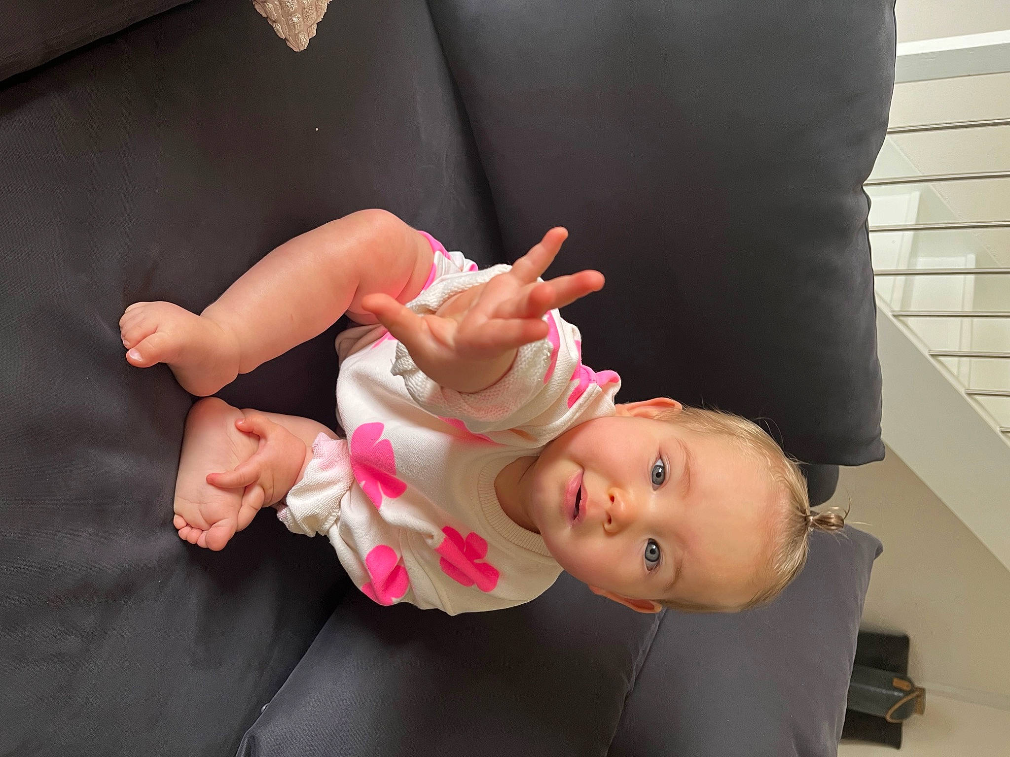 éva a rejoint le concours — aidez-le/la à gagner de superbes lots ! baby, baby_products, baby_toddler_clothing, cheek, child, comfort, event, finger, foot, fun, gesture, hand, happy, hat, nail, person, sitting, smile, thumb, toddler