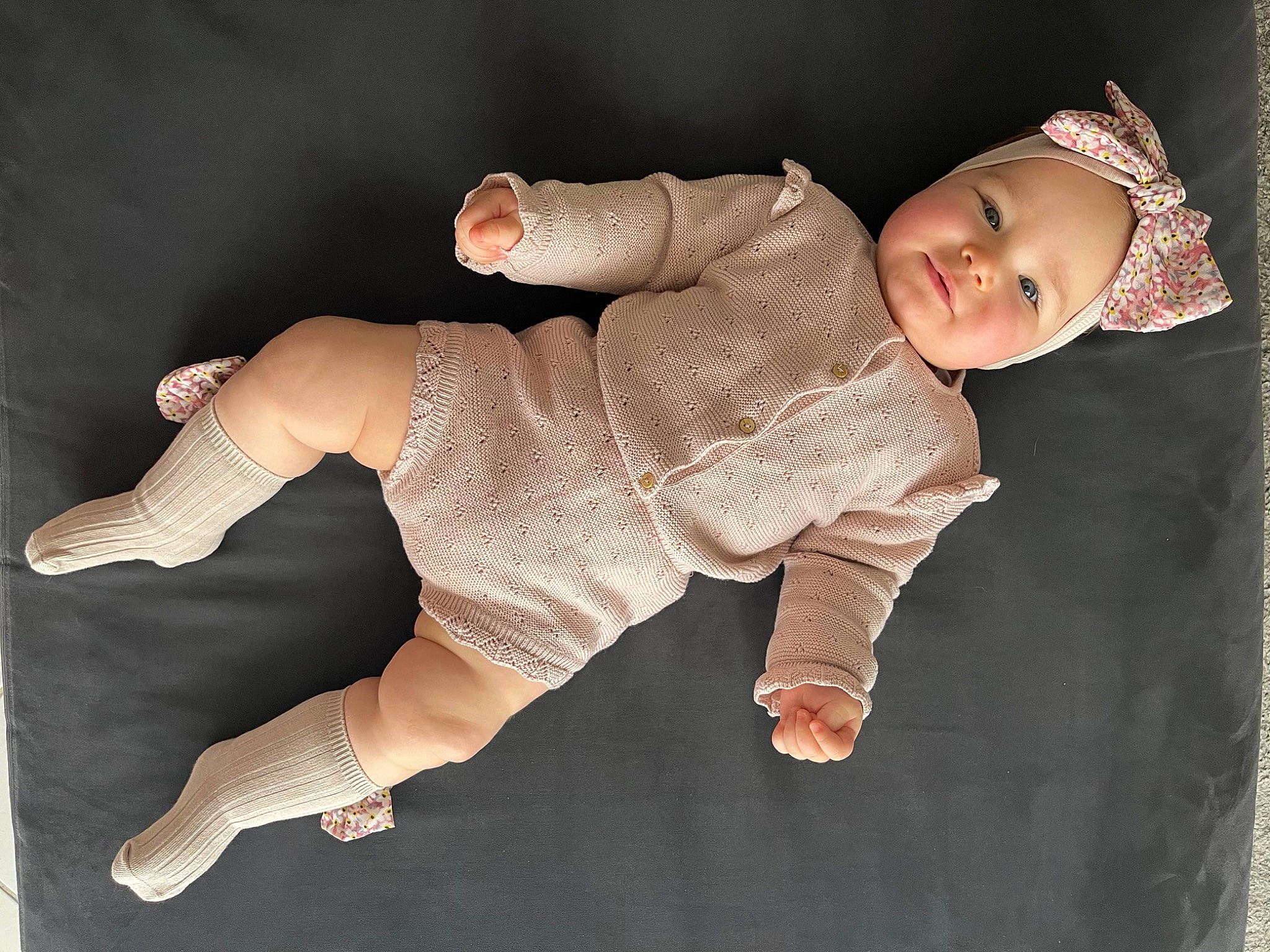 éva a rejoint le concours — aidez-le/la à gagner de superbes lots ! arm, baby, baby_toddler_clothing, barefoot, comfort, elbow, eye, finger, flash_photography, foot, fun, gesture, headwear, human_body, human_leg, knee, person, sleeve, thigh, thumb