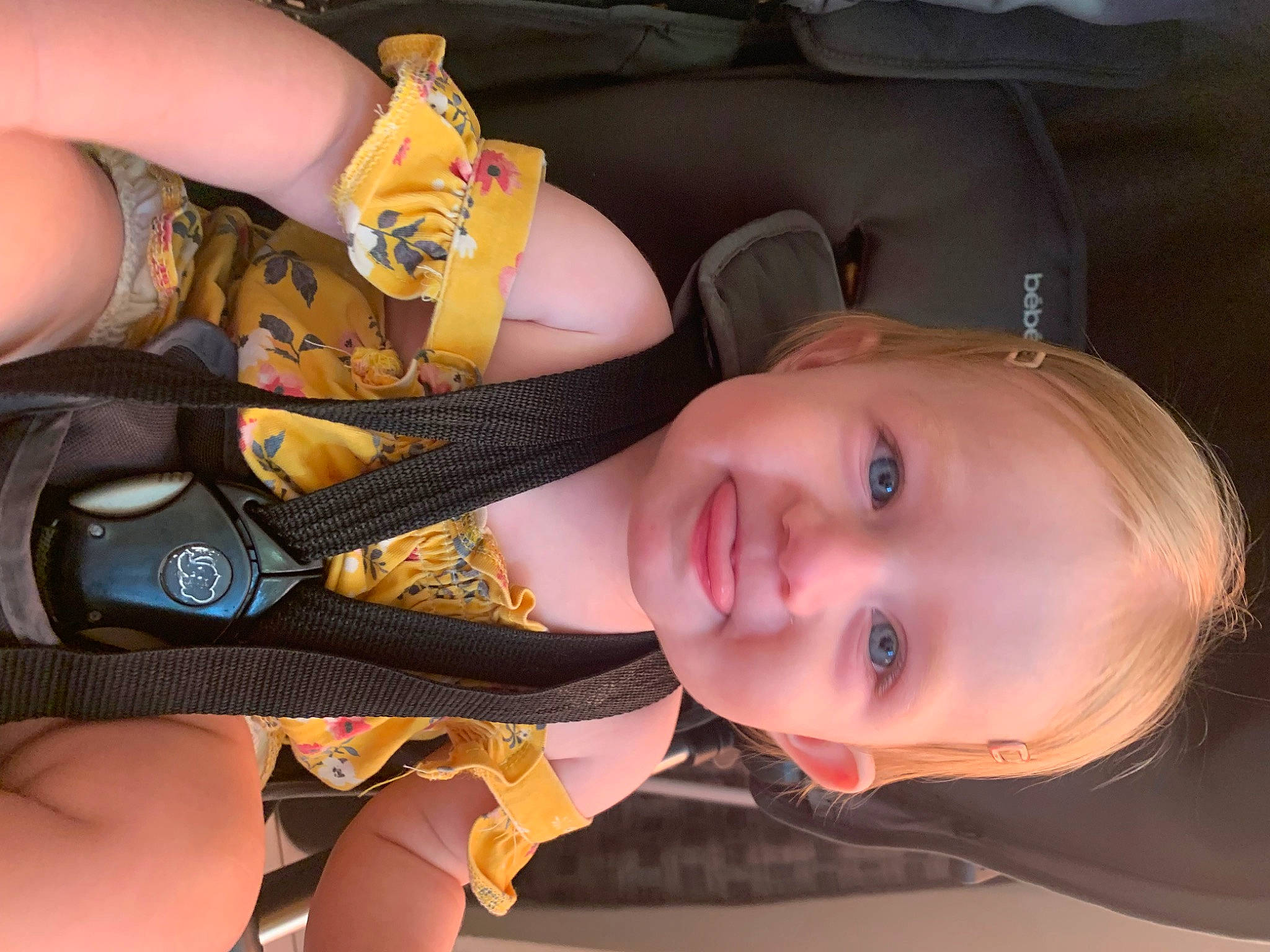 Juliette a rejoint le concours — aidez-le/la à gagner de superbes lots ! elbow, eyebrow, eyelash, finger, flash_photography, gesture, hand, happy, headgear, human_body, joy, lip, mammal, mouth, nail, neck, nose, person, product, skin