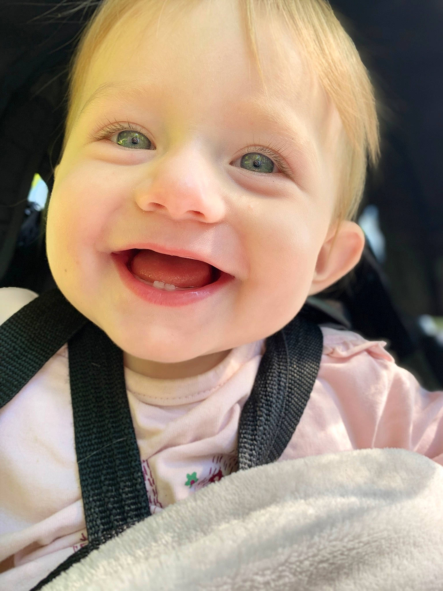 Juliette participe au concours pour gagner de l'argent avec cette photo : baby, baby_carriage, baby_products, baby_toddler_clothing, cheek, child, eyebrow, fashion_accessory, flash_photography, fun, happy, iris, joy, laugh, lip, nose, person, skin, sleeve, smile