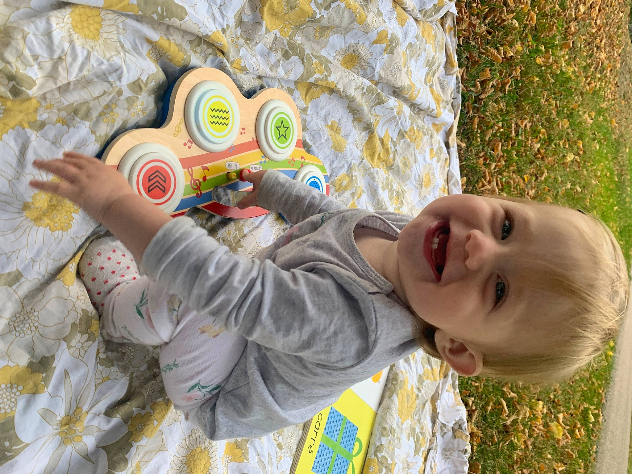 Juliette a rejoint le concours — aidez-le/la à gagner de superbes lots ! aluminum_can, baby_laughing, baby_toddler_clothing, beverage_can, child, finger, fun, grass, happy, joy, leisure, paint, people_in_nature, person, plant, play, recreation, smile, toddler, tree