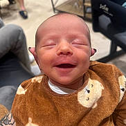 Djordan a rejoint le concours — aidez-le/la à gagner de superbes lots ! baby, bear_pattern, brown_clothing, child, closed_eyes, cozy, cute, hand, happy, human, indoor, infant, newborn, onesie, person, portrait, sleepy, smile, soft_texture, tattoo