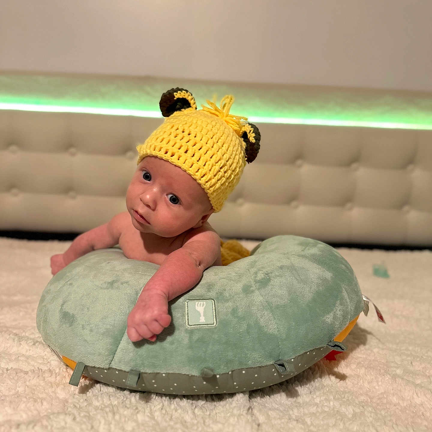 Djordan a rejoint le concours — aidez-le/la à gagner de superbes lots ! baby, bear_ears, bedroom, blanket, child, cozy, curious, cute, green_pillow, headboard, indoor, infant, knit_hat, pillow, portrait, resting, soft_light, toddler, white_blanket, yellow_hat