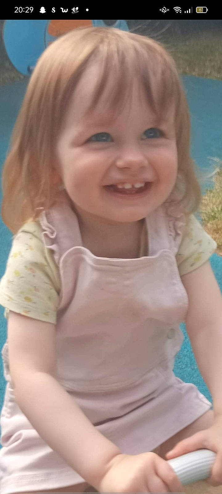 Alice participe au concours pour gagner de l'argent avec cette photo : baby_toddler_clothing, cheek, chin, clothing, eyelash, finger, happy, iris, joy, lip, mouth, neck, nose, person, pink, shoulder, skin, sleeve, smile, standing