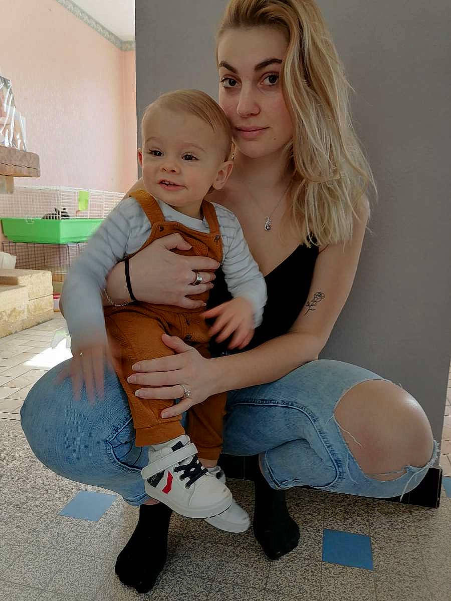 Elio participe au concours pour gagner de l'argent avec cette photo : abdomen, arm, baby, beauty, boot, fashion, fun, hairstyle, happy, human_leg, jeans, joint, knee, lap, leg, leisure, person, shoulder, sneakers, thigh