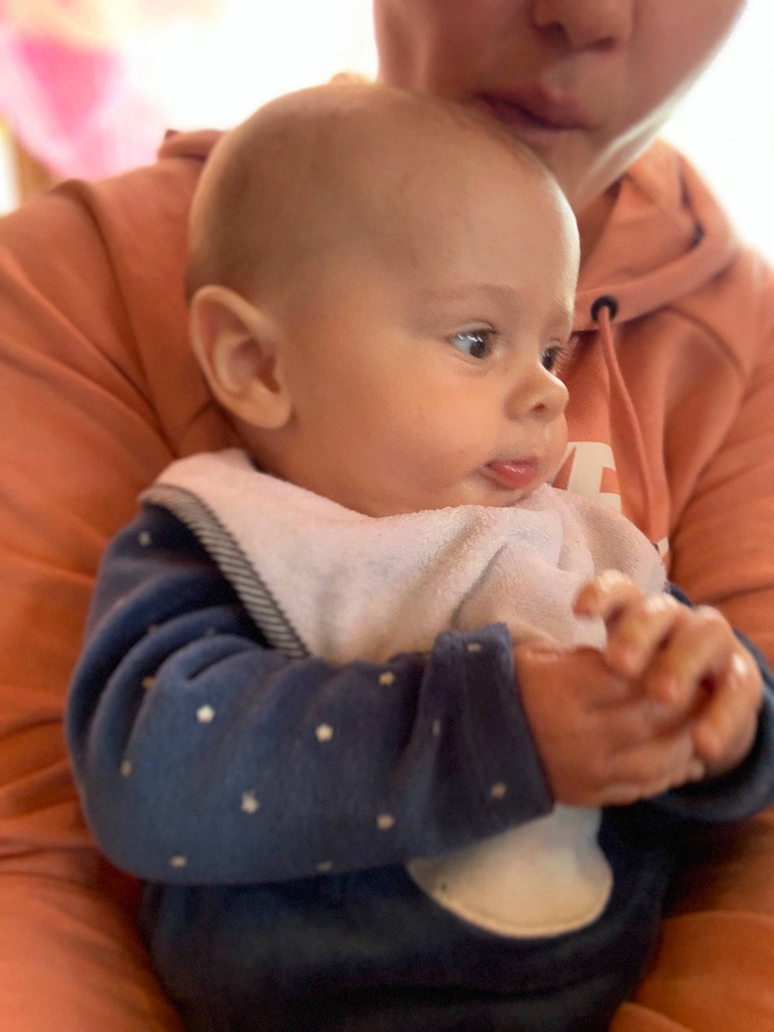 élio a rejoint le concours — aidez-le/la à gagner de superbes lots ! baby, baby_products, cheek, child, ear, eye, face, finger, hand, head, mouth, nose, person, product, skin, thumb, toddler