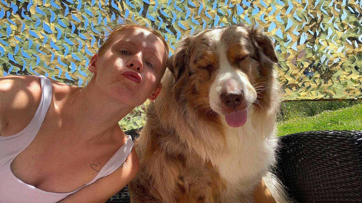 Noy a rejoint le concours — aidez-le/la à gagner de superbes lots ! adult, animal, canine, chair, clothing, collie, dog, face, female, furniture, goldenretriever, head, lady, person, pet, photography, portrait, puppy, undershirt, woman