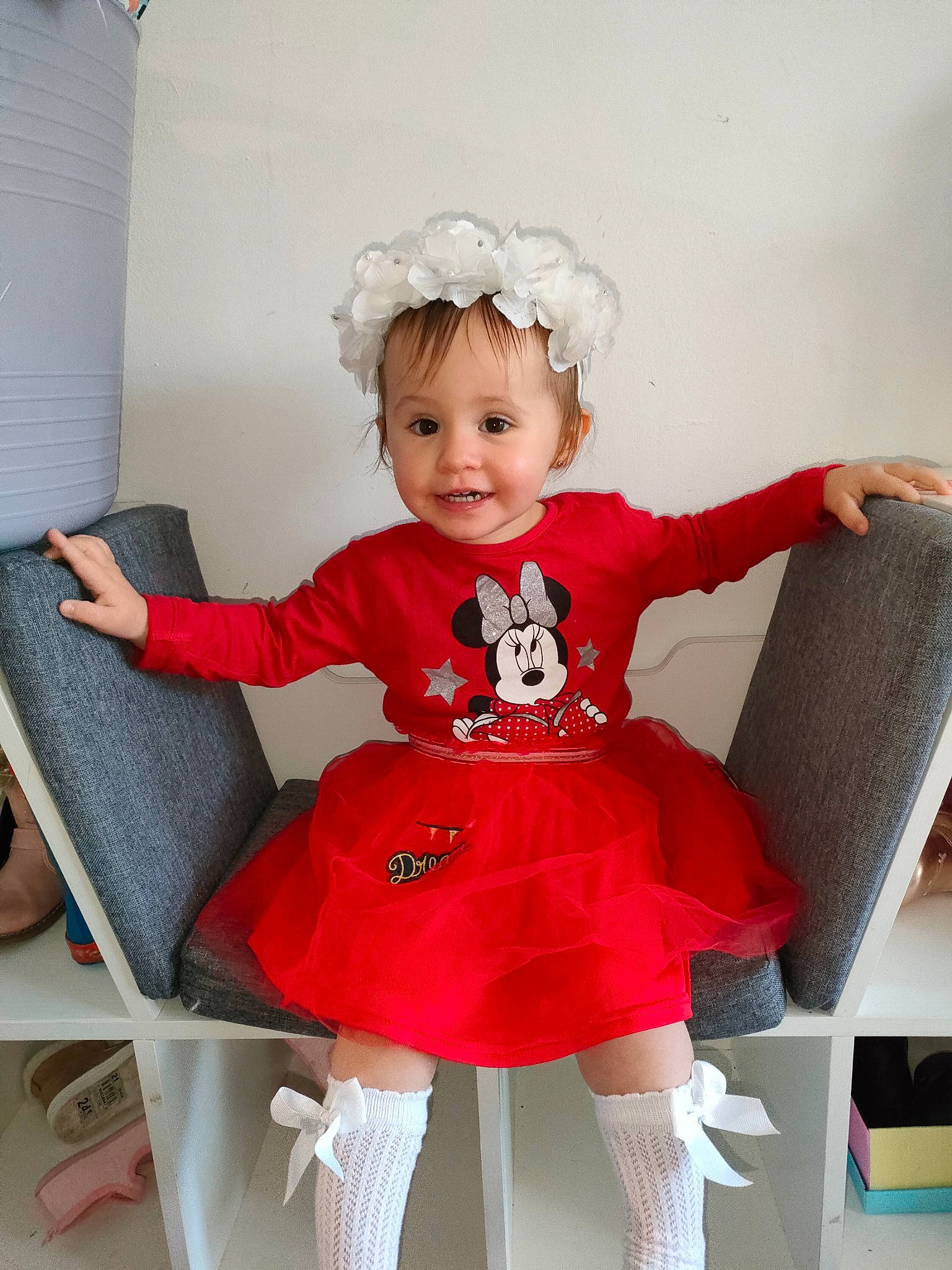 Héloïse participe au concours pour gagner de l'argent avec cette photo : baby, baby_toddler_clothing, blond, child, comfort, dress, flash_photography, fun, furniture, happy, human_leg, joy, magenta, person, pink, sitting, sleeve, smile, sock, thigh