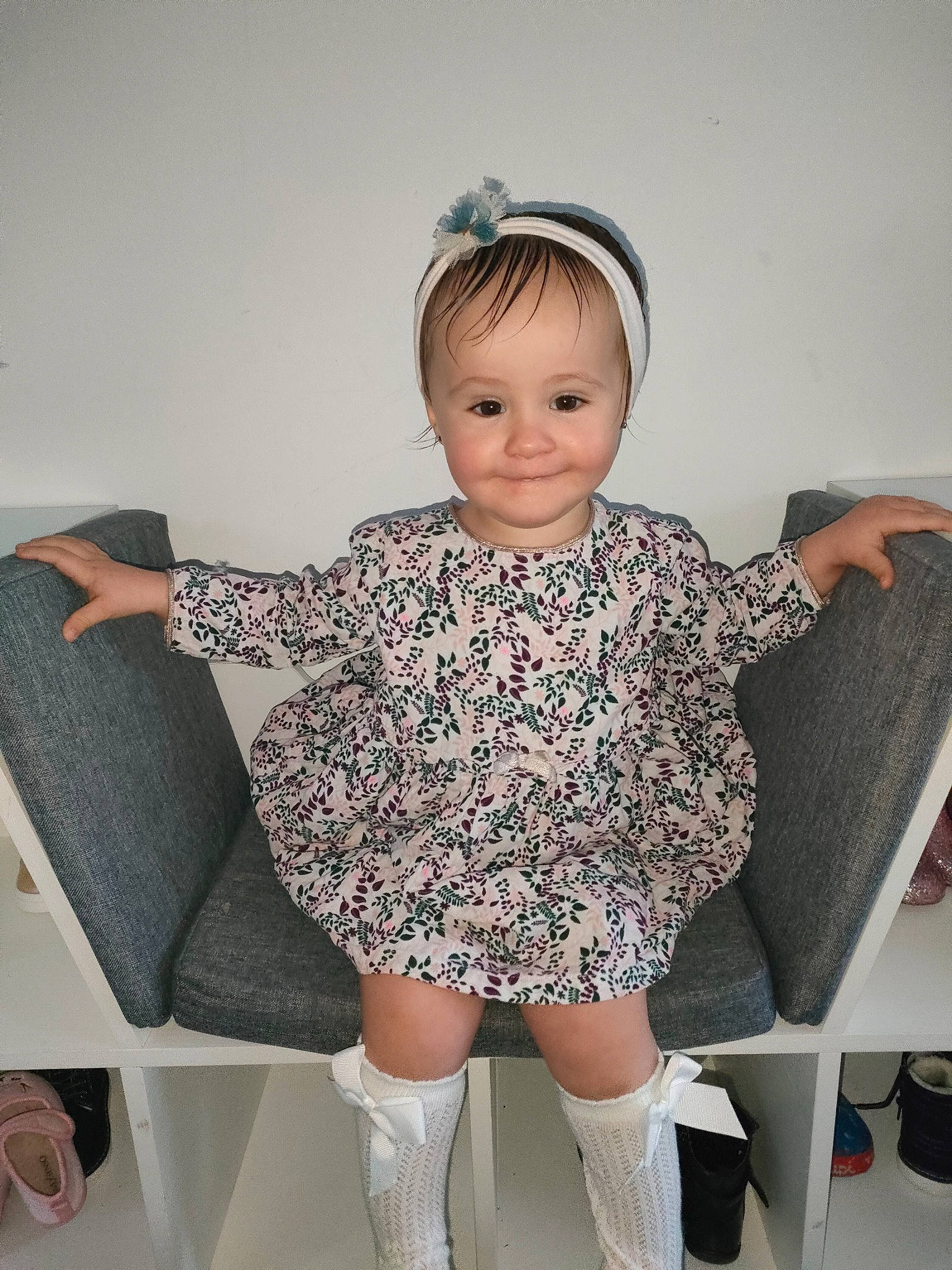 Héloïse a rejoint le concours — aidez-le/la à gagner de superbes lots ! baby_toddler_clothing, dress, embellishment, face, fashion_design, finger, happy, human_leg, joint, joy, knee, leg, neck, pattern, person, shoe, sitting, sleeve, smile, sock