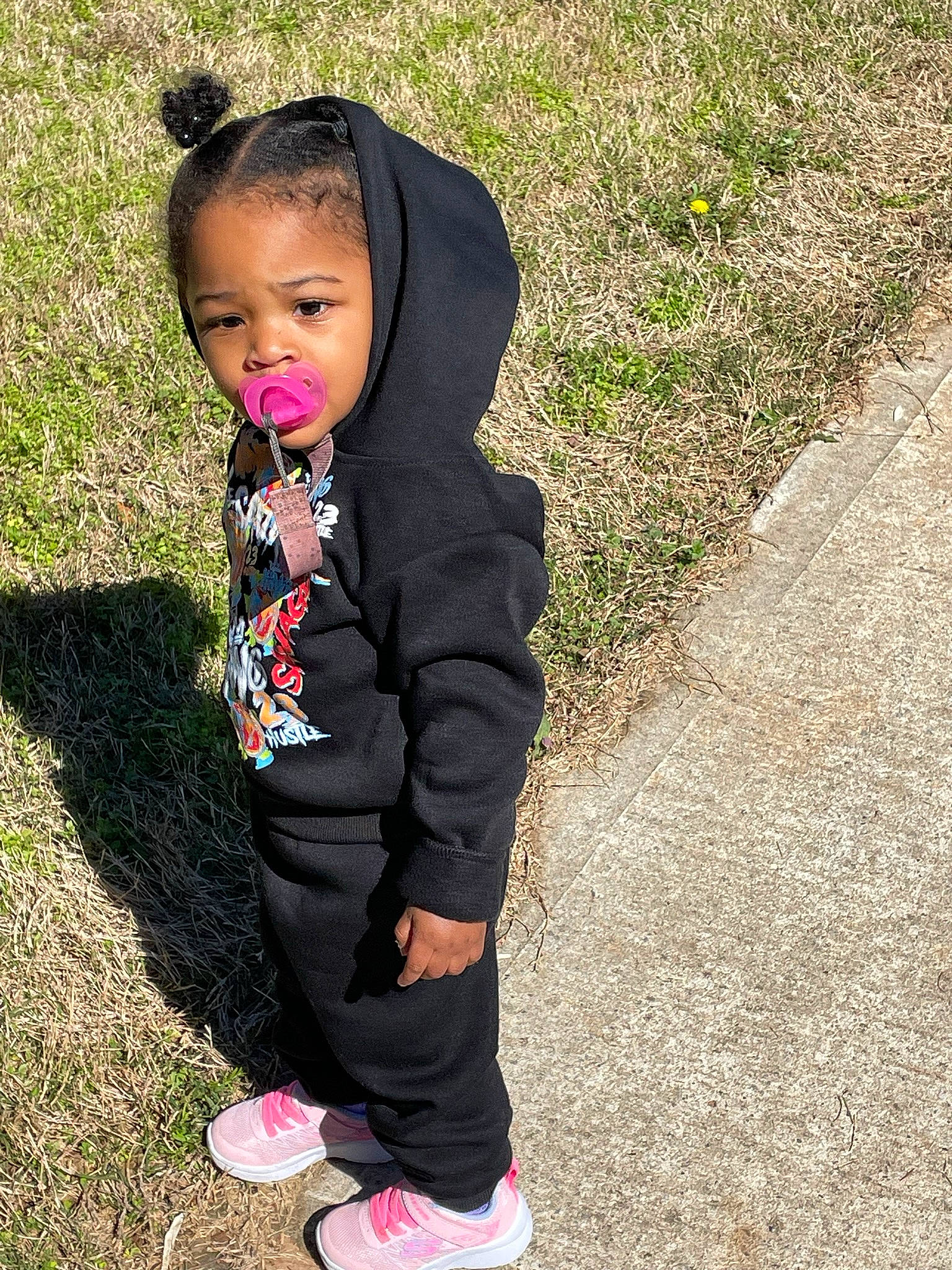 Harmoni is registered to the contest to win money with this photo: baby, child, face, fashion_accessory, fun, grass, happy, head, human_leg, leisure, pattern, people_in_nature, person, plant, recreation, sitting, sleeve, spring, toddler, tree