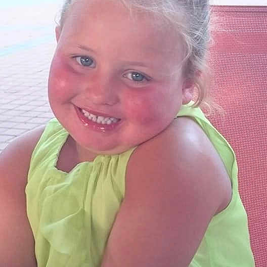 AnaÉ participe au concours pour gagner de l'argent avec cette photo : blond, cheek, child, day, face, fun, girl, happiness, head, human_hair_color, infant, iris, joy, lip, neck, person, pink, skin, smile, summer