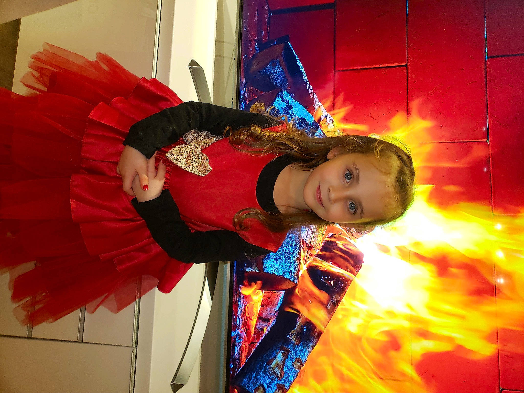 Emma participe au concours pour gagner de l'argent avec cette photo : child, costume, electric_blue, entertainment, event, flash_photography, fun, happy, heat, joy, magenta, orange, performance, performance_art, performing_arts, person, public_event, smile, toddler, tradition