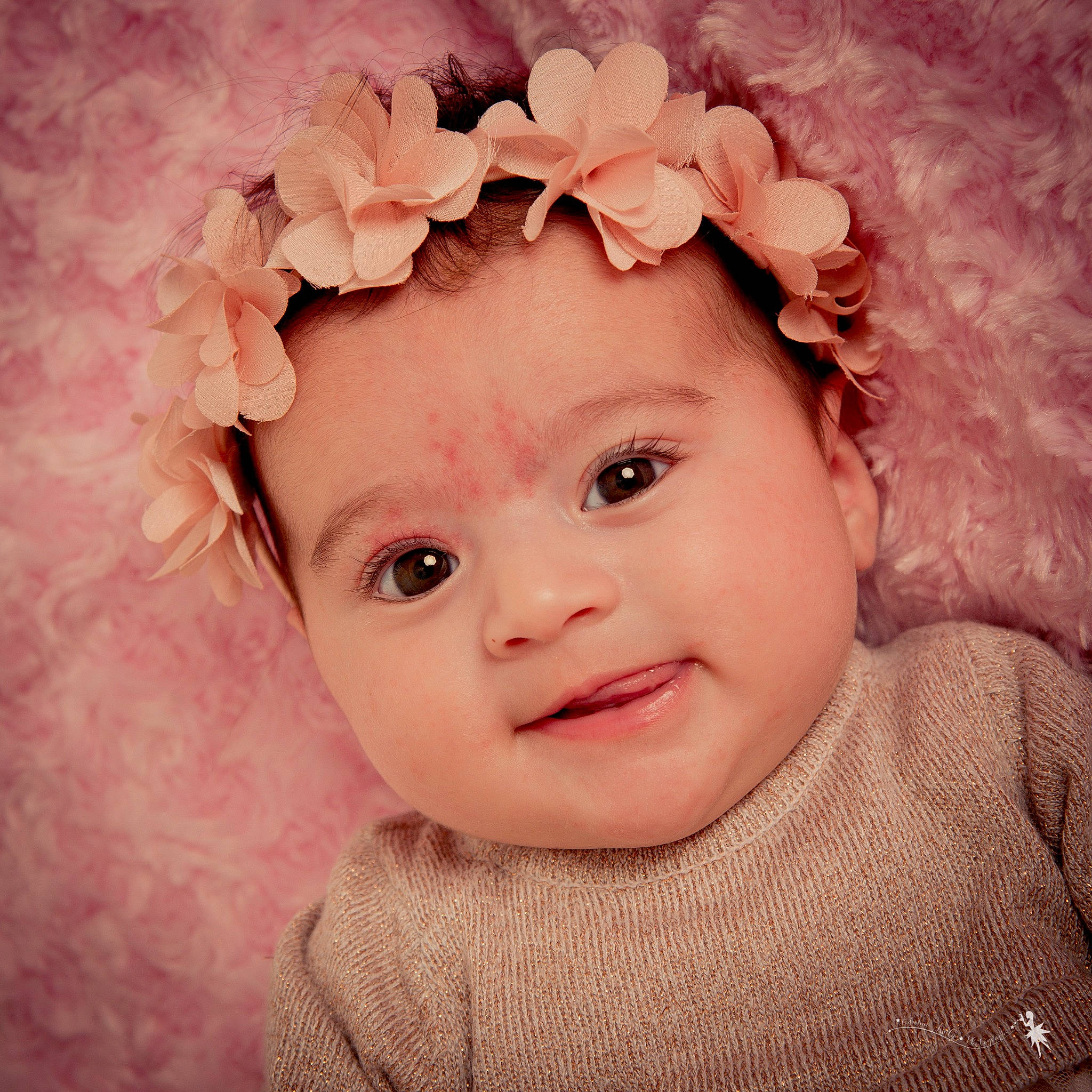 Lou a rejoint le concours — aidez-le/la à gagner de superbes lots ! baby_toddler_clothing, cheek, eye, eyebrow, eyelash, face, flower, forehead, hair, happy, headwear, lip, mouth, neck, nose, person, petal, pink, plant, skin