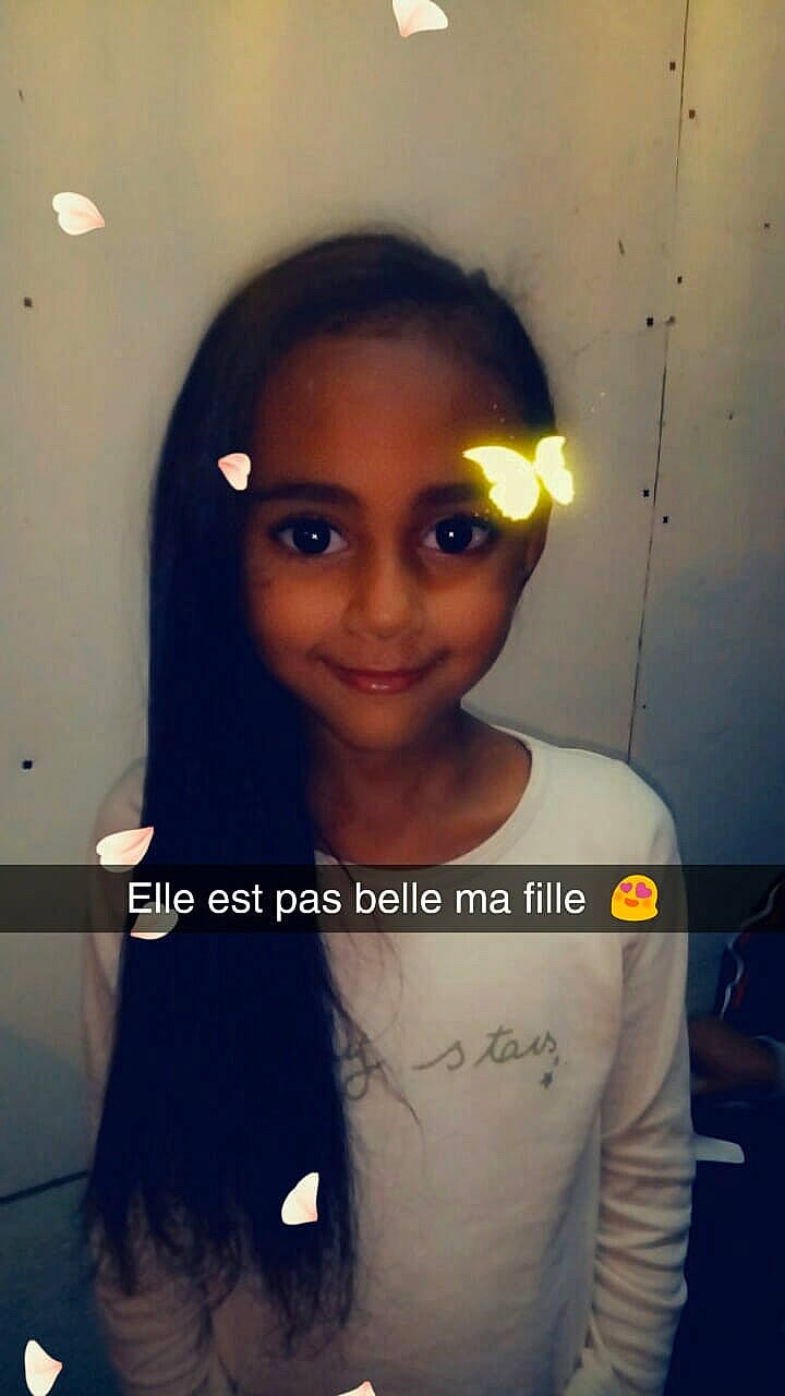 Ketty participe au concours pour gagner de l'argent avec cette photo : black_hair, cheek, chin, cool, ear, eye, eyebrow, face, forehead, girl, hair, hairstyle, head, human, long_hair, neck, nose, person, product, selfie