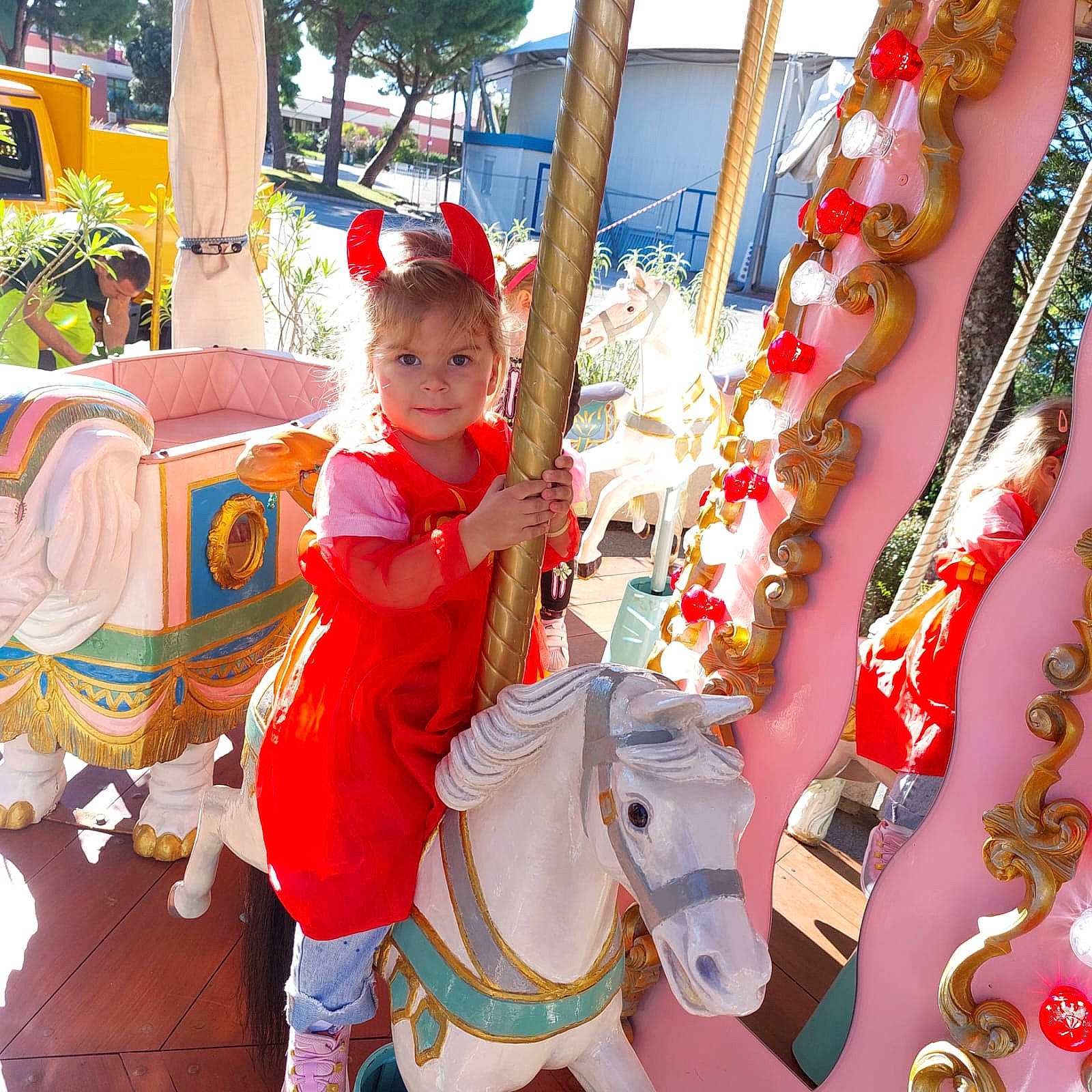 Hélène a rejoint le concours — aidez-le/la à gagner de superbes lots ! amusement_park, amusement_ride, baby, carousel, christmas, event, fun, holiday, horse, leisure, nonbuilding_structure, person, playground, public_space, recreation, temple, toddler, tradition, tree, white
